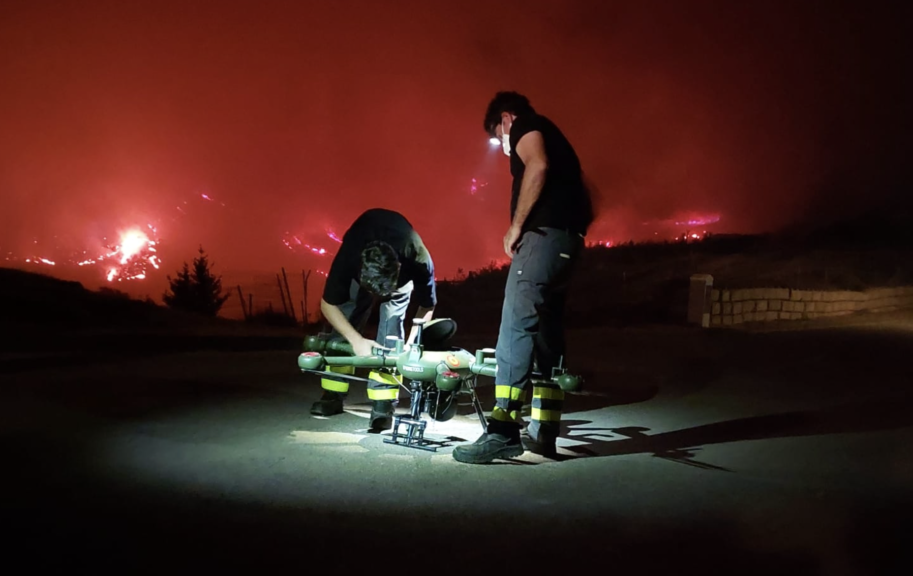 Efectivos del Infoca trabajan también con drones para tratar de extinguir el incendio desatado en Pujerra.