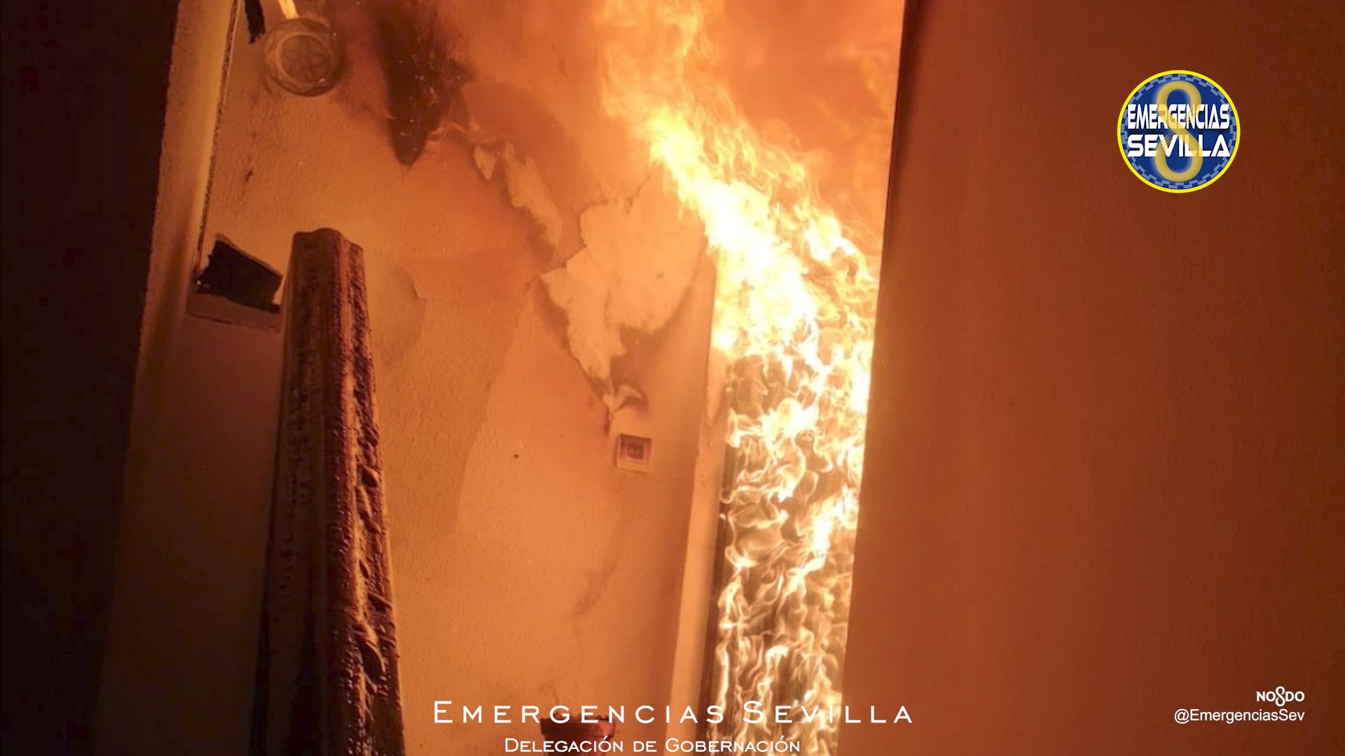 Fuego en el piso de Triana, en Sevilla, en una imagen de Emergencias Sevilla.