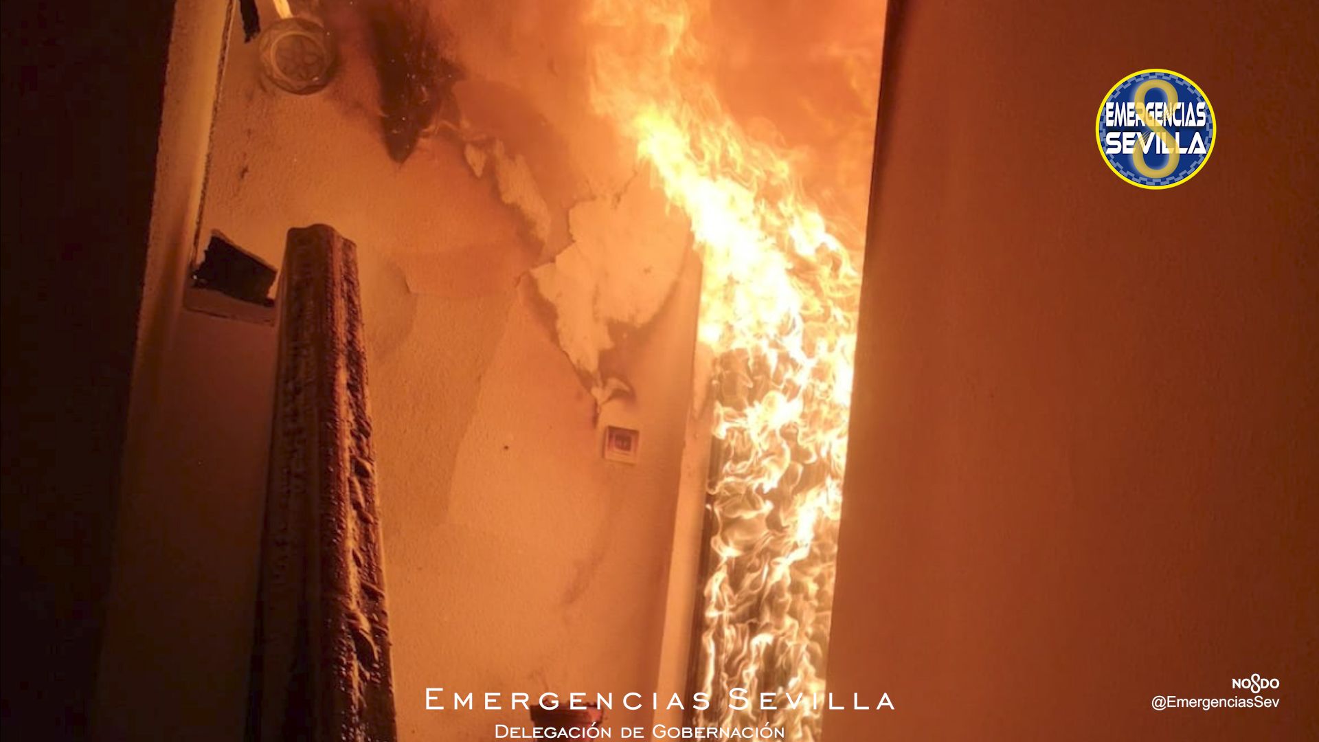 Fuego en el piso de Triana, en Sevilla, en una imagen de Emergencias Sevilla. Fuego en el piso de Triana, en Sevilla, en una imagen de Emergencias Sevilla.