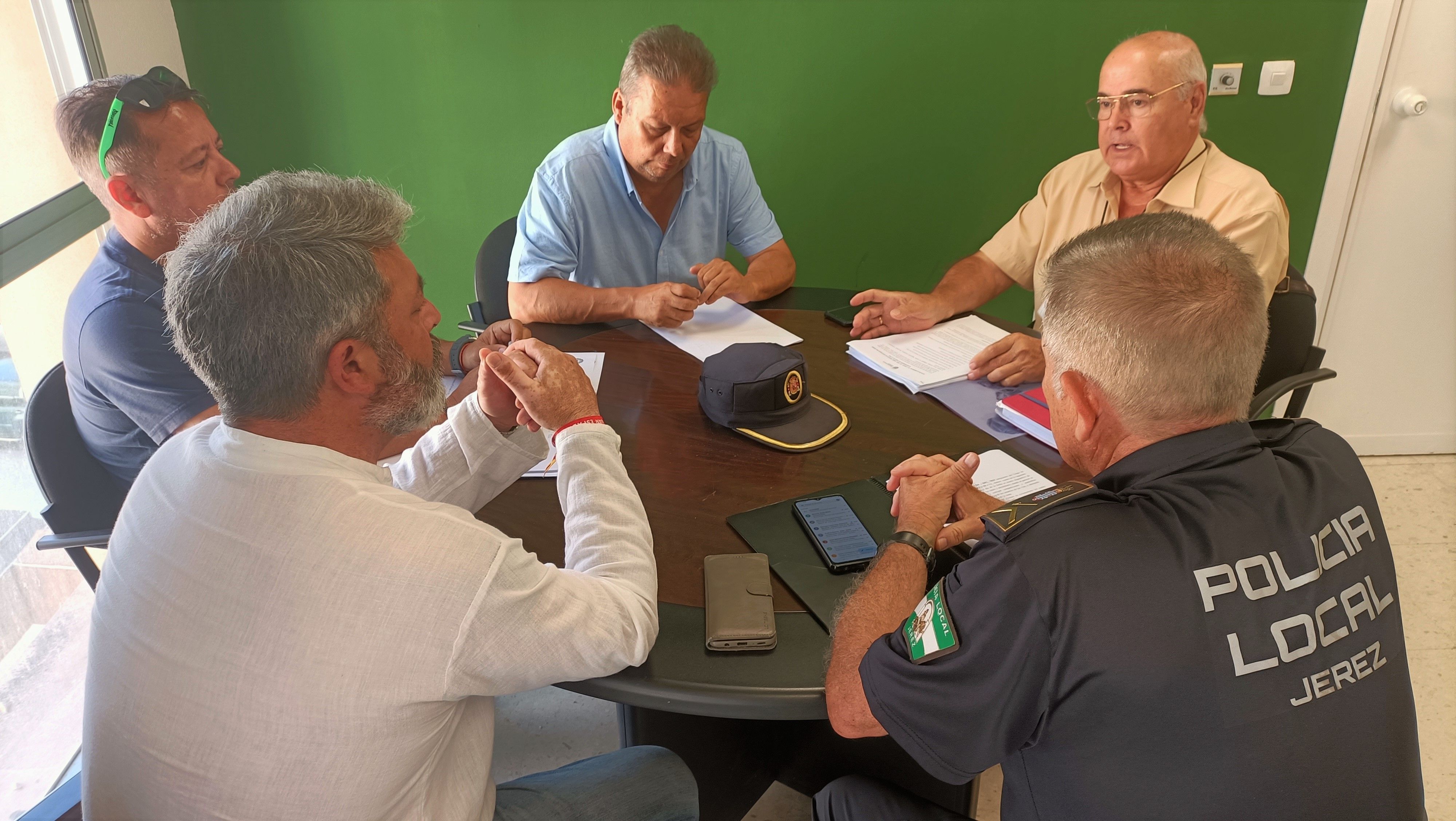 Imagen de la reunión mantenida por el Delegado de Seguridad, Rubén Pérez, y representantes de la Federación de AA.VV Solidaridad.