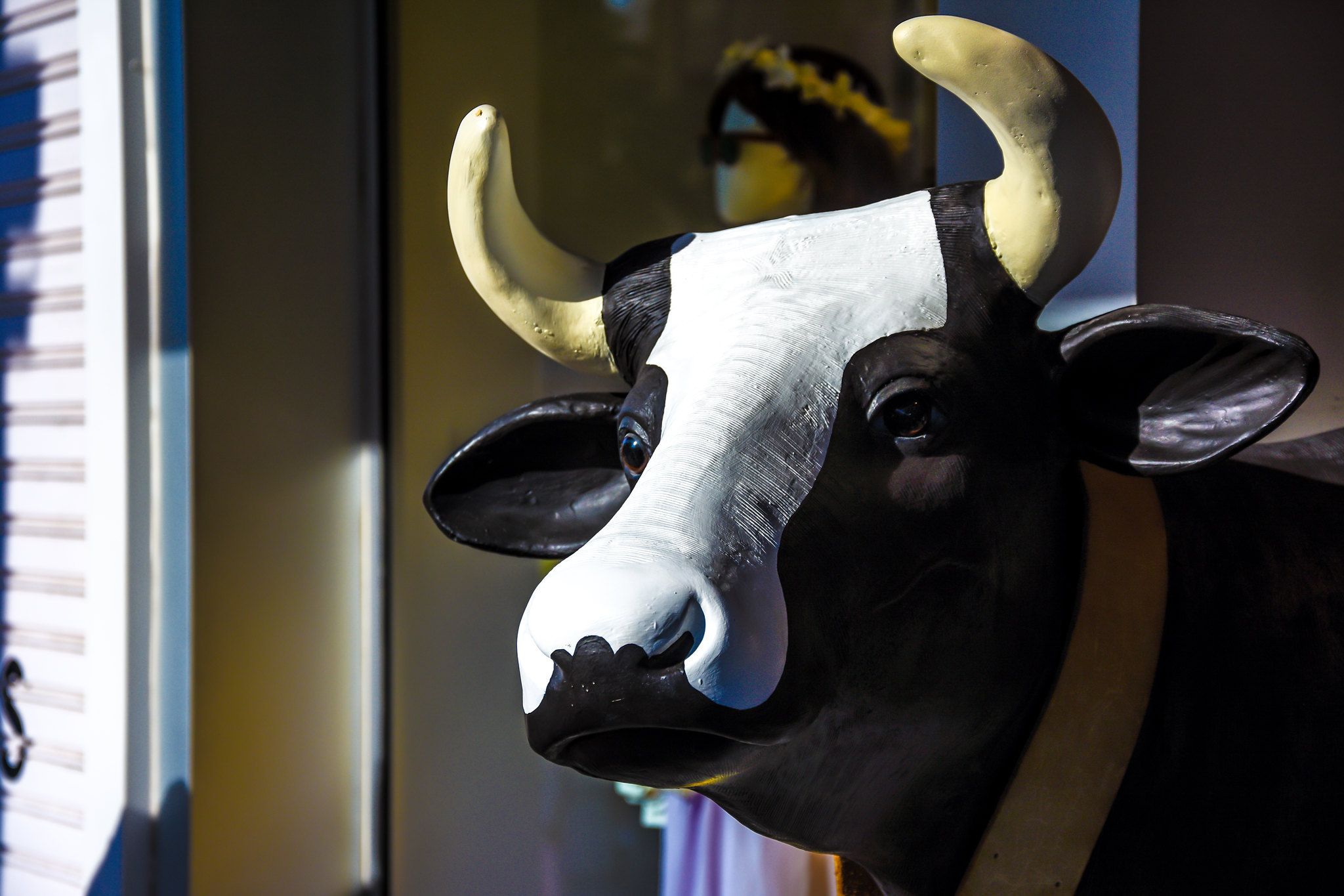 La popular vaca de Ale-Hop visita la calle Lancería de Jerez.