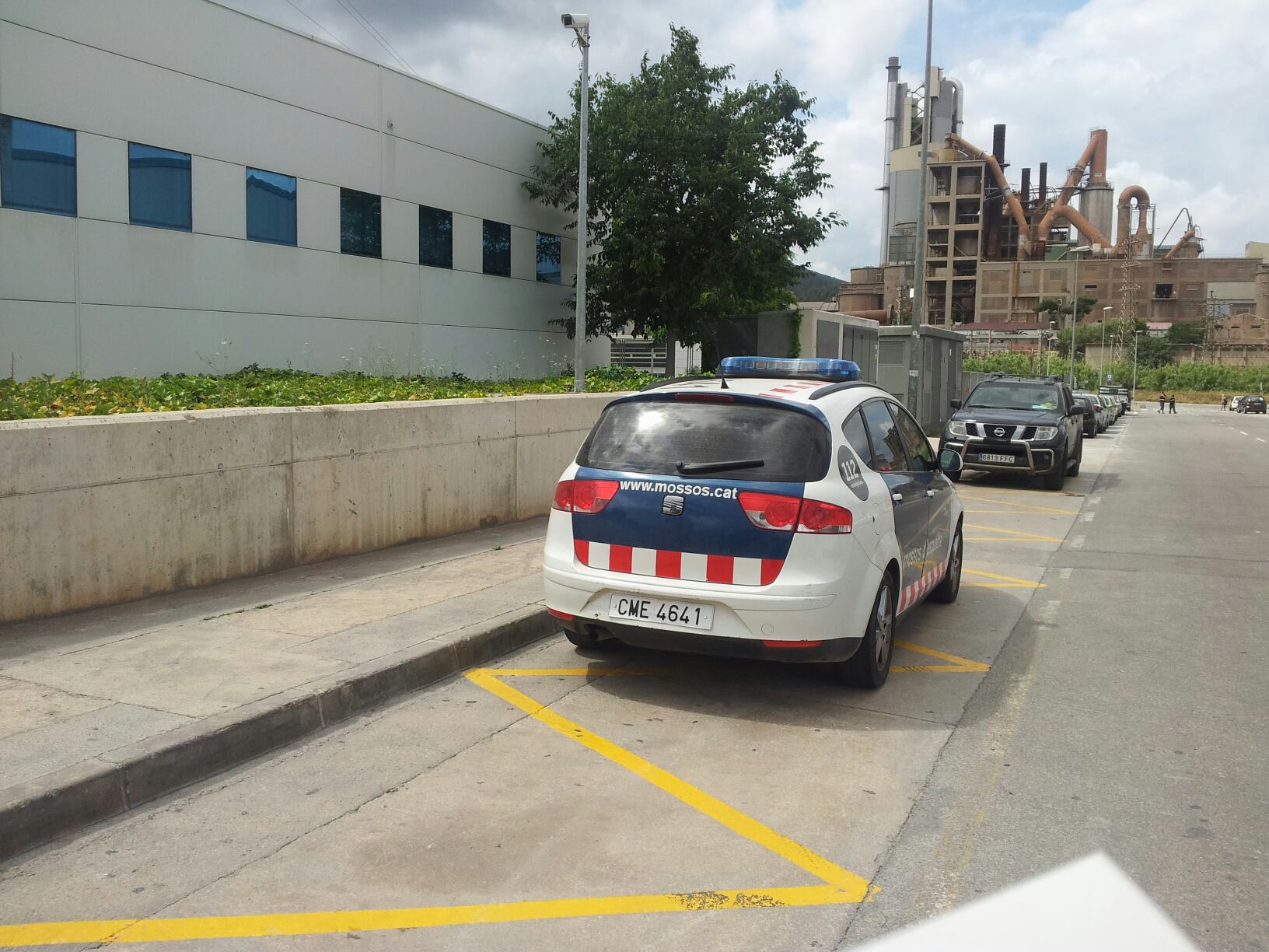 Los Mossos d'Esquadra investigan una brutal violación en el paseo de la Mar Bella, en Barcelona.