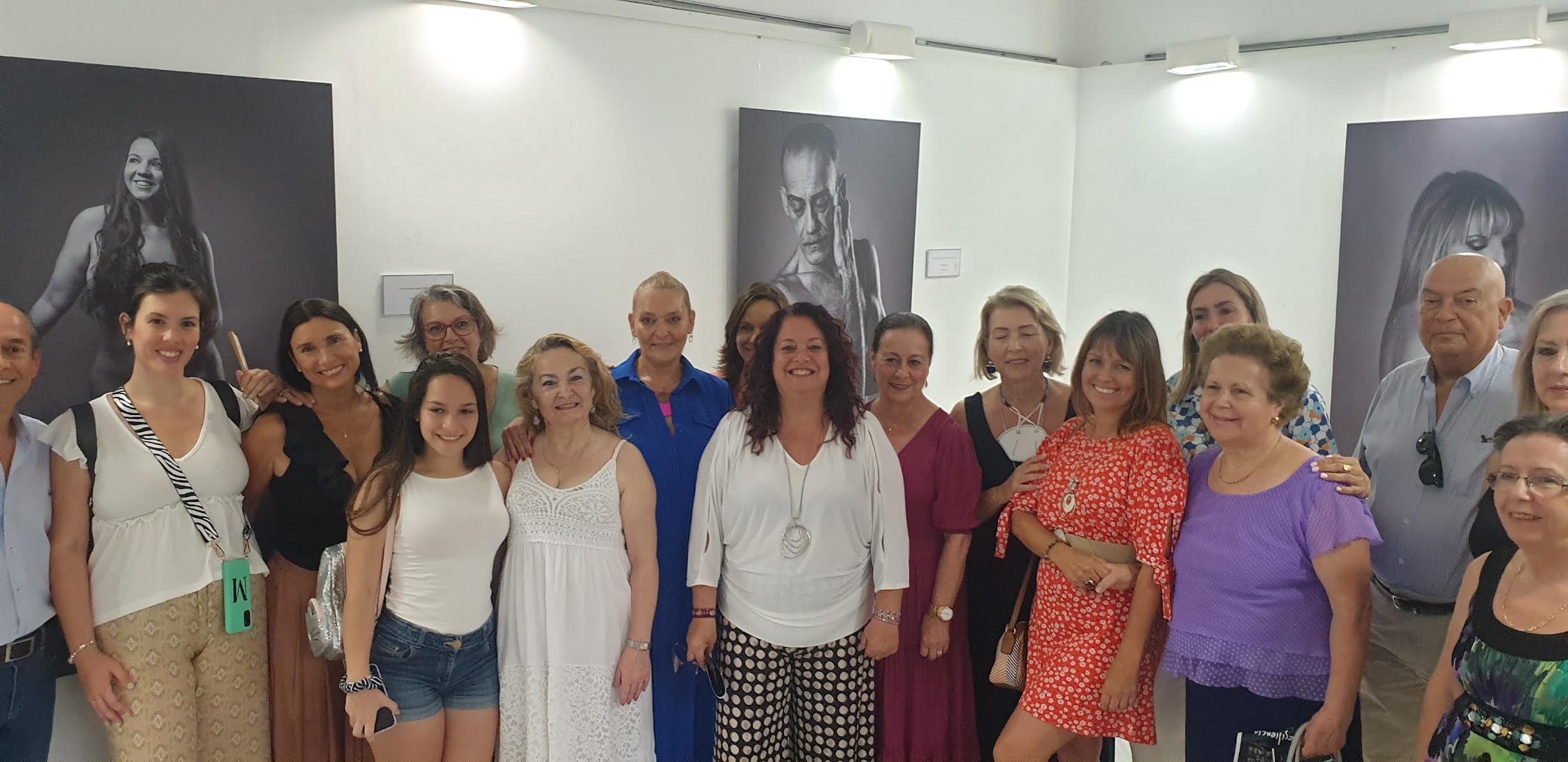El Centro Cívico Las Columnas de Sevilla expone la muestra ‘Resilencia’ sobre supervivientes del cáncer.