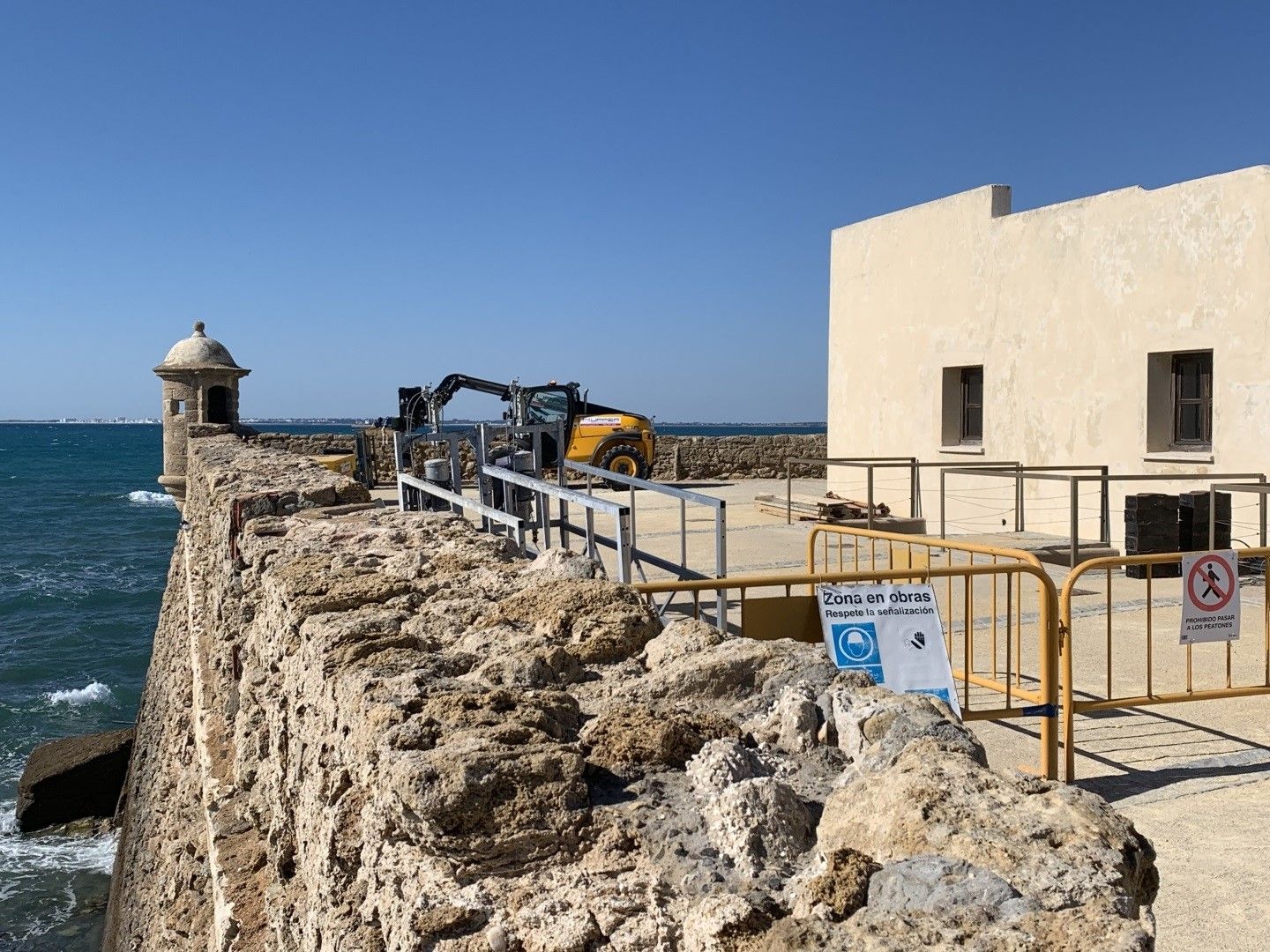 La muralla del castillo de Santa Catalina será una de las primeras zonas reparadas en Cádiz.