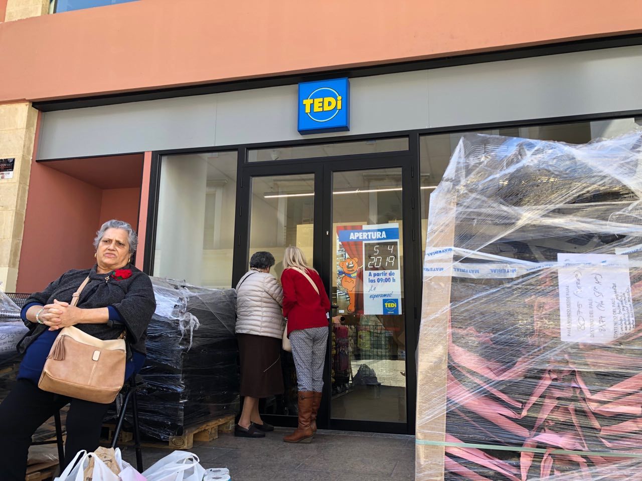 Vecinas de Jerez curioseando el interior del bazar TEDi. FOTO: LVDS. 