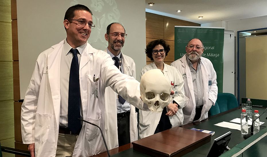 El equipo médico que ha llevado a cabo la operación para extirpar el tumor cerebral.