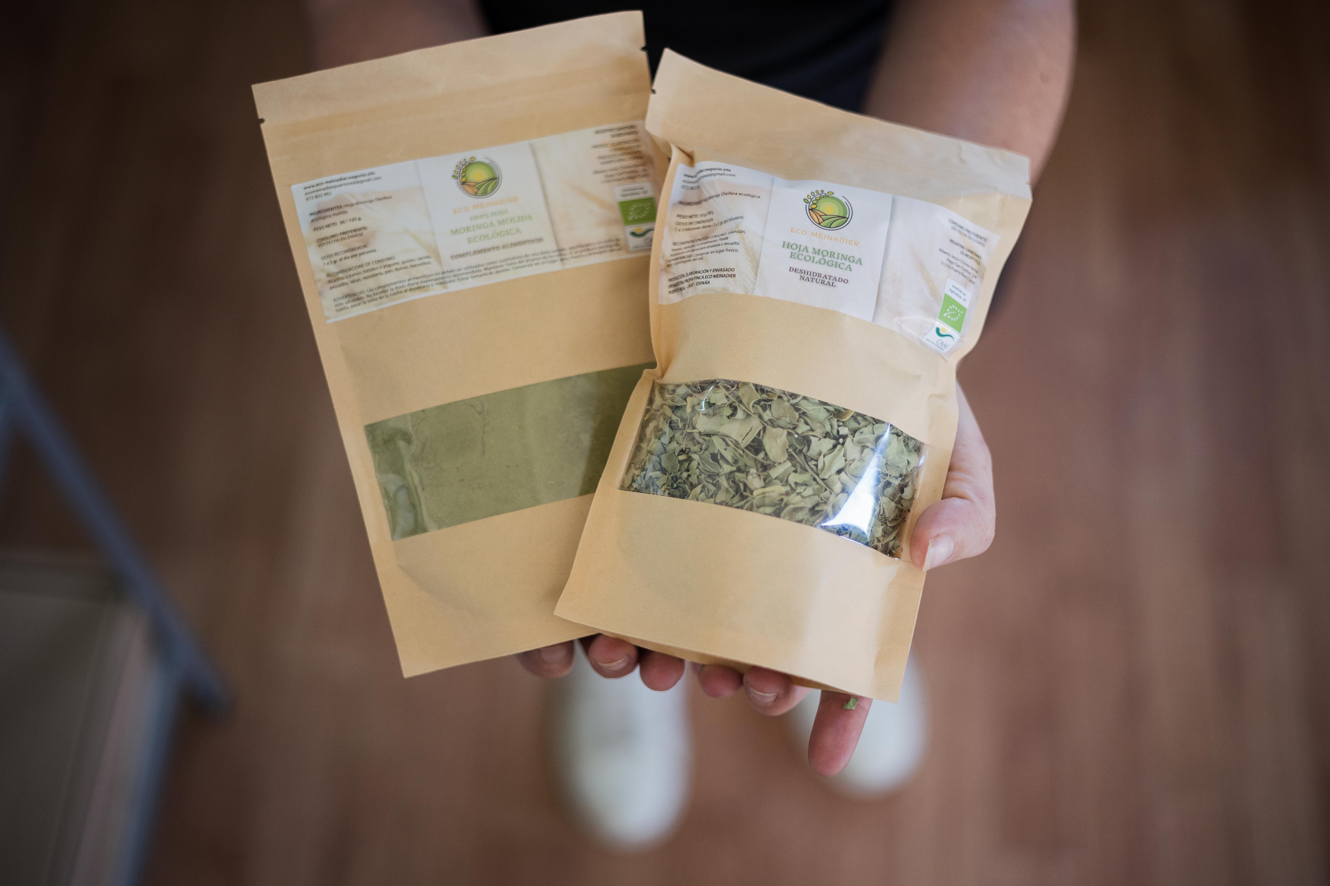 María muestra los productos envasados. 