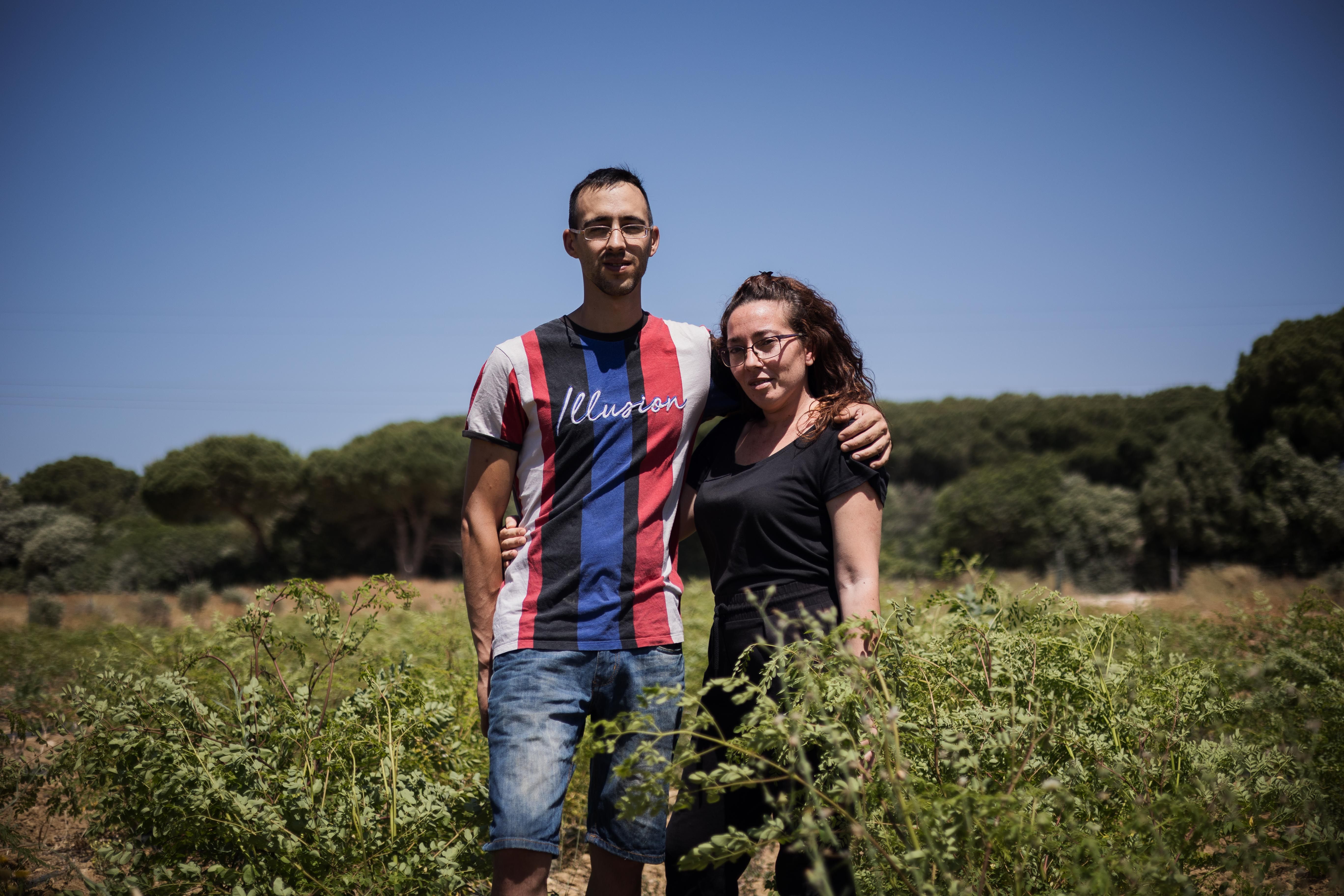 Alberto Jesús Chávez y  María Barrio cultivan moringa en la finca familiar en la que viven en Puerto Real.