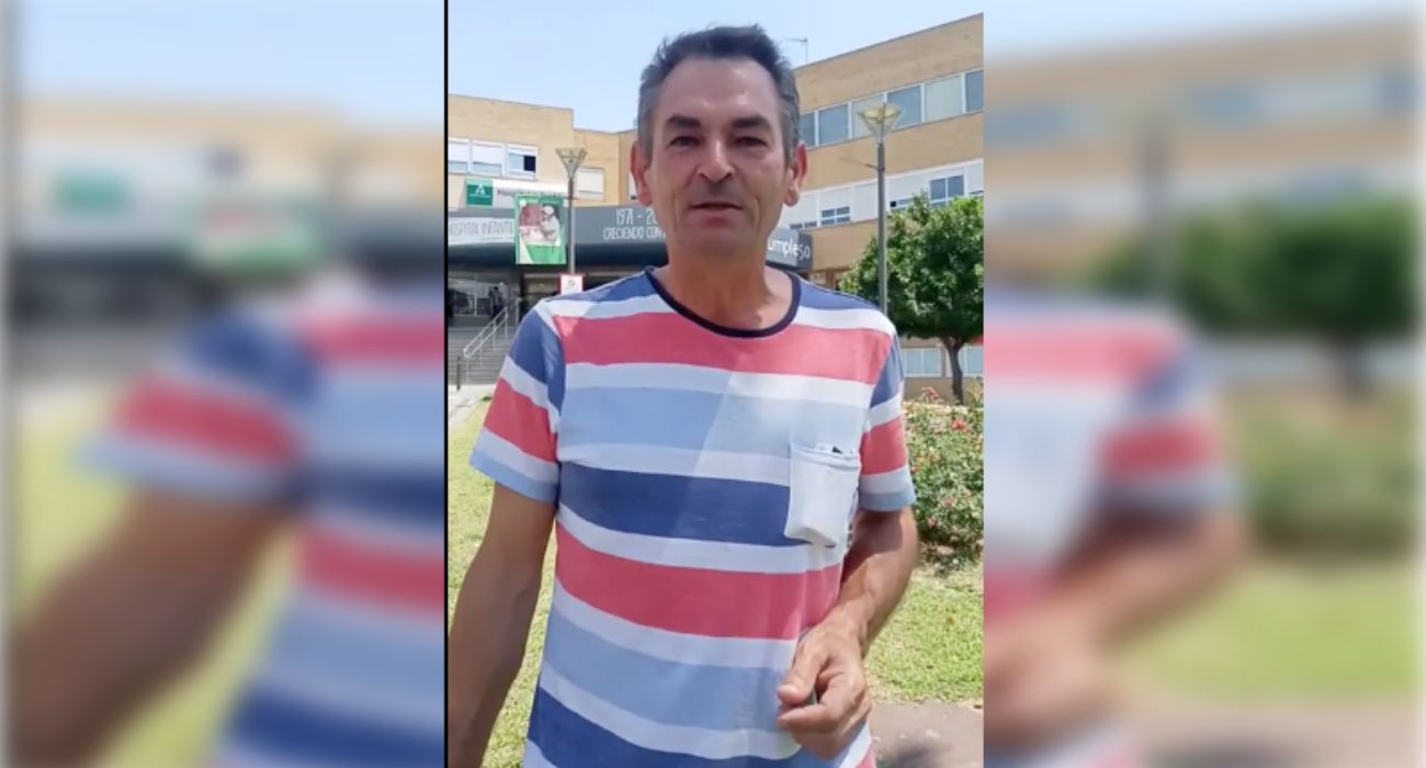 Juan Carribero, padre de Marcos, a la entrada del Hospital Virgen del Rocío de Sevilla. Juan Carribero, padre de Marcos, a la entrada del Hospital Virgen del Rocío de Sevilla.