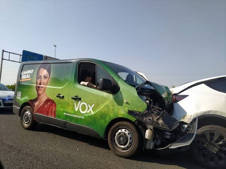 La furgoneta de Vox que se ha estampado contra un Tesla. 