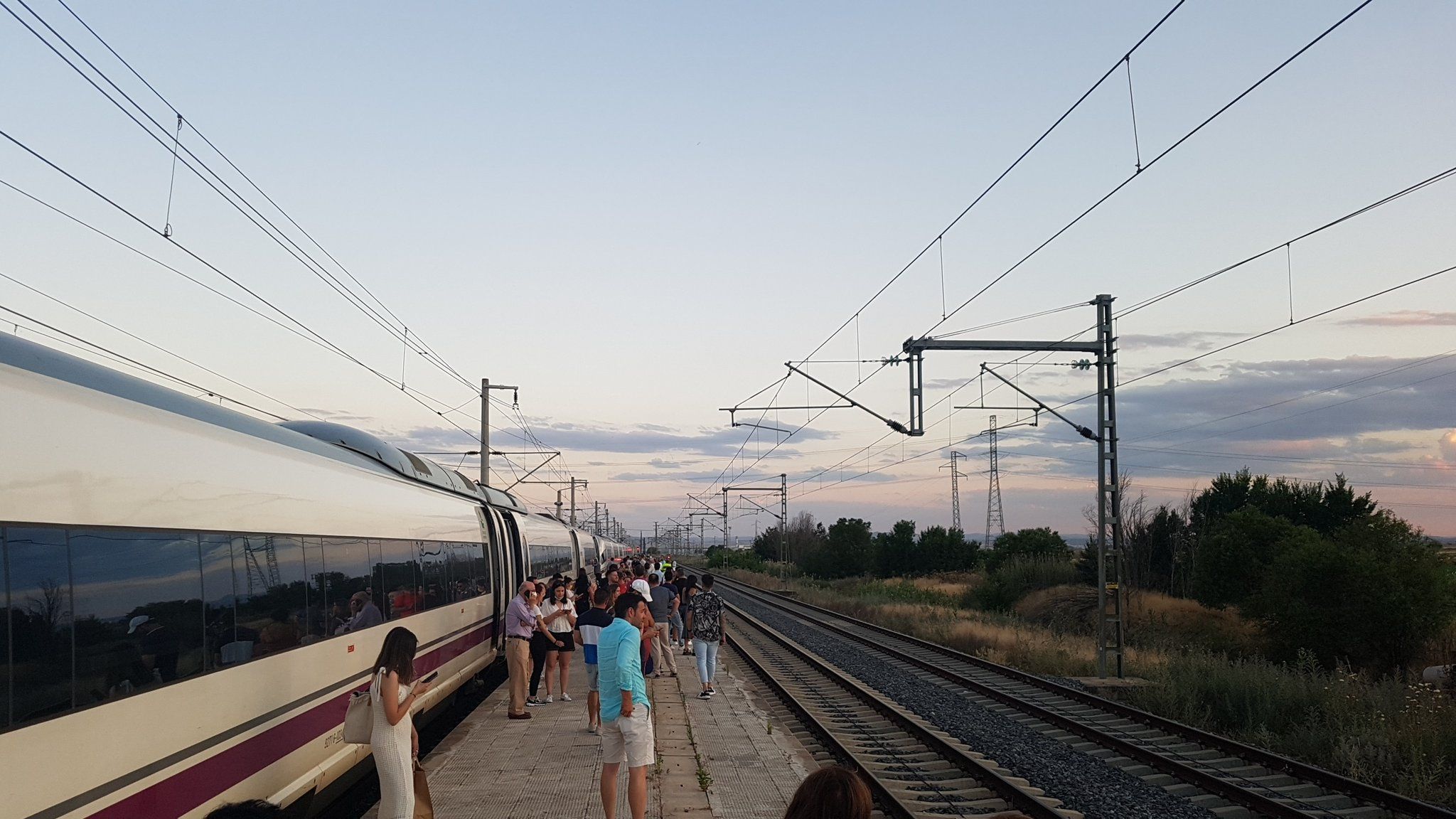 Pasajeros del AVE Madrid-Málaga, en la tarde-noche de este pasado viernes, tirados tras la avería del tren.