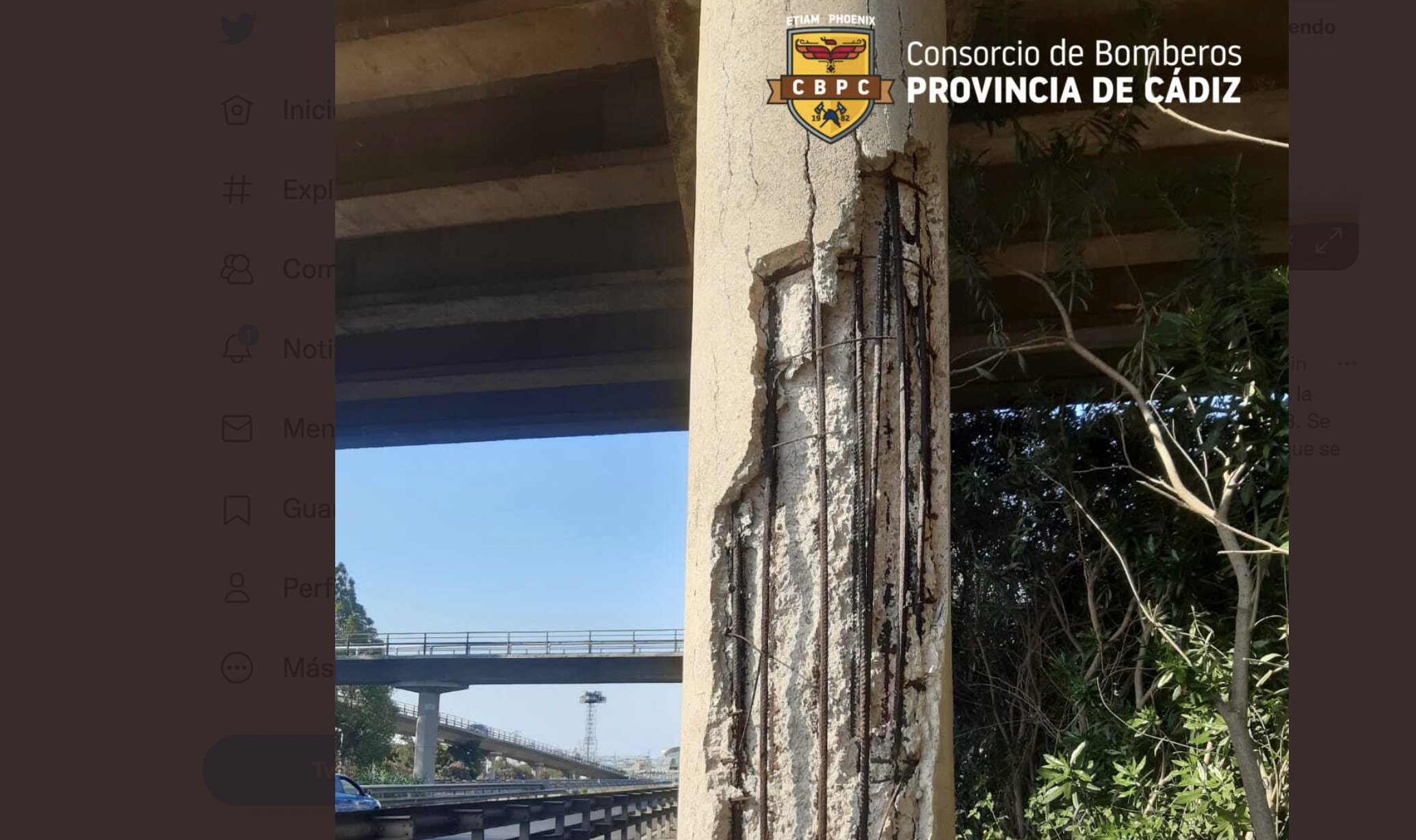 Así está un pilar y parte del puente de acceso a Bahía Sur en San Fernando.