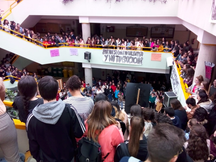 Concentración en la Facultad de Edcacuón de Granada contra el acoso sexual en la universidad. 