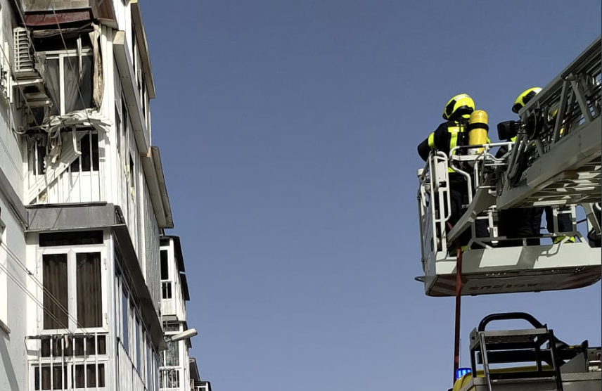 Desalojan un edificio en Sanlúcar tras explotar el motor de un aire acondicionado.