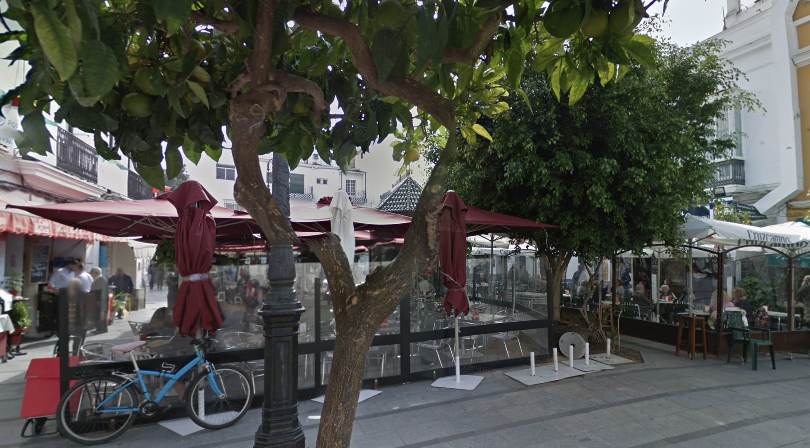 Plaza de San Roque, en Sanlúcar, donde un 'ángel' salva la vida a un vecino.   GOOGLEMAPS