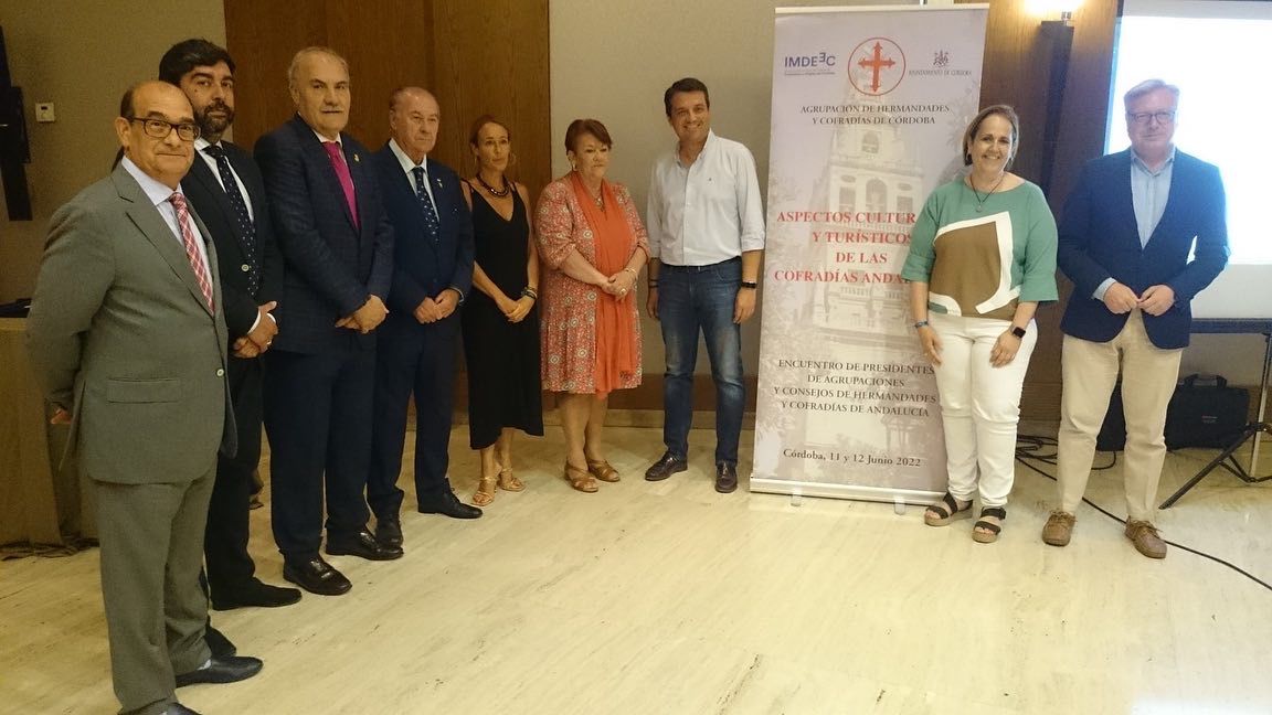 Las cofradías andaluzas reclaman el reconocimiento de las administraciones. Presidentes y presidentas de consejos cofrades andaluces antes del inicio de la sesión de trabajo.