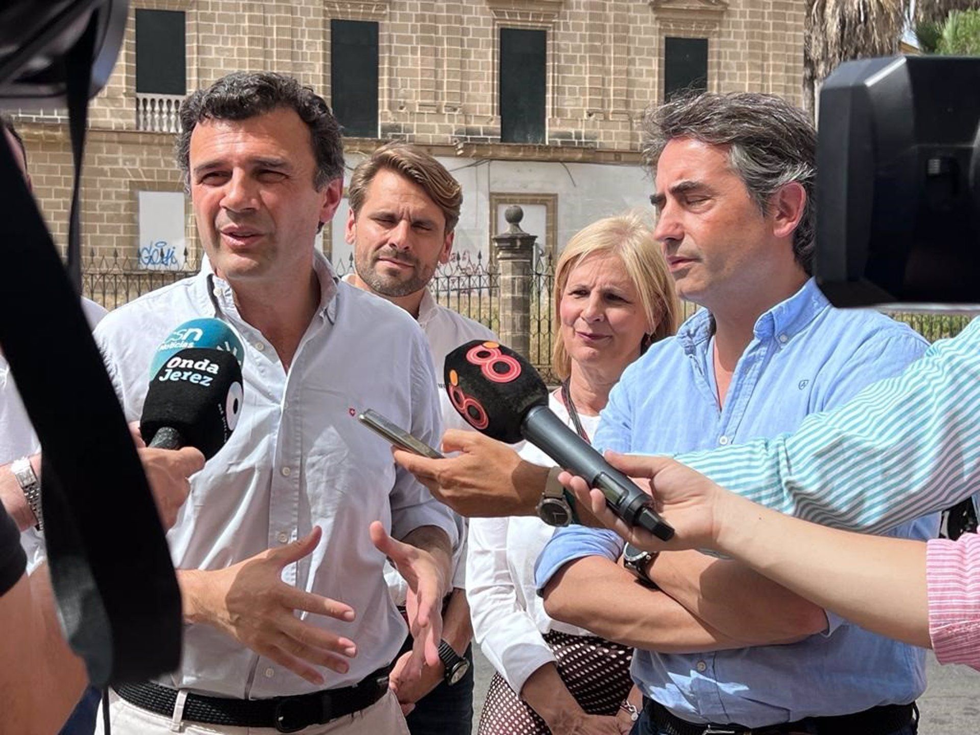 Bruno García, candidato del PP por Cádiz el 19J, atiende a los medios ante el futuro centro de salud de Díez Mérito en Jerez.
