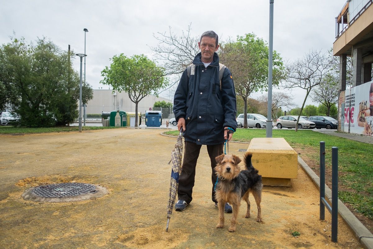 Antonio Hurtado y su perro Foldo en un parque de la zona Norte de Jerez. FOTO: MANU GARCÍA. 