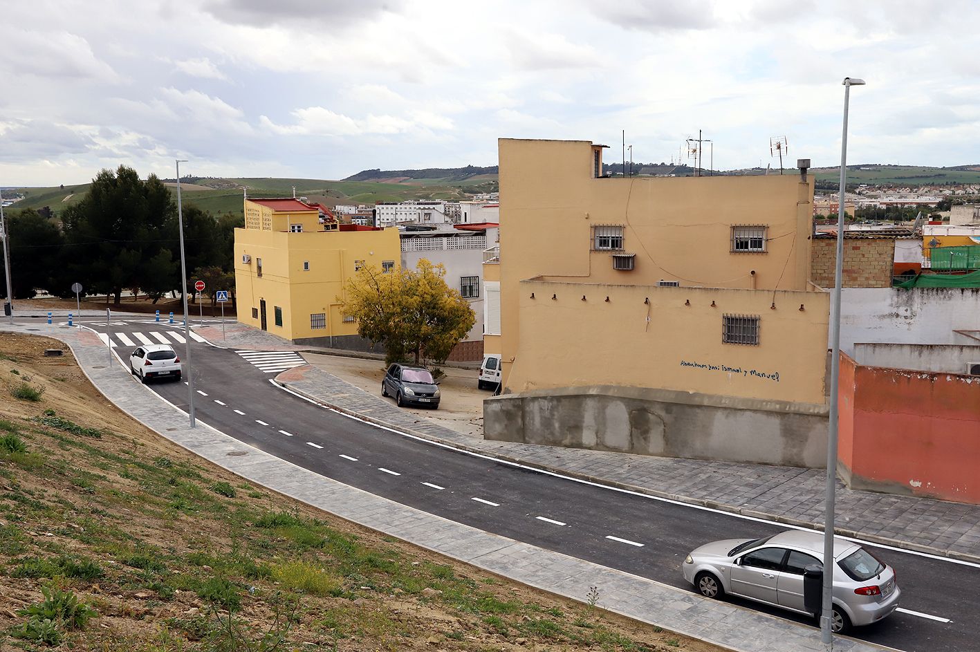 Al fondo, la barriada del Agrimensor.