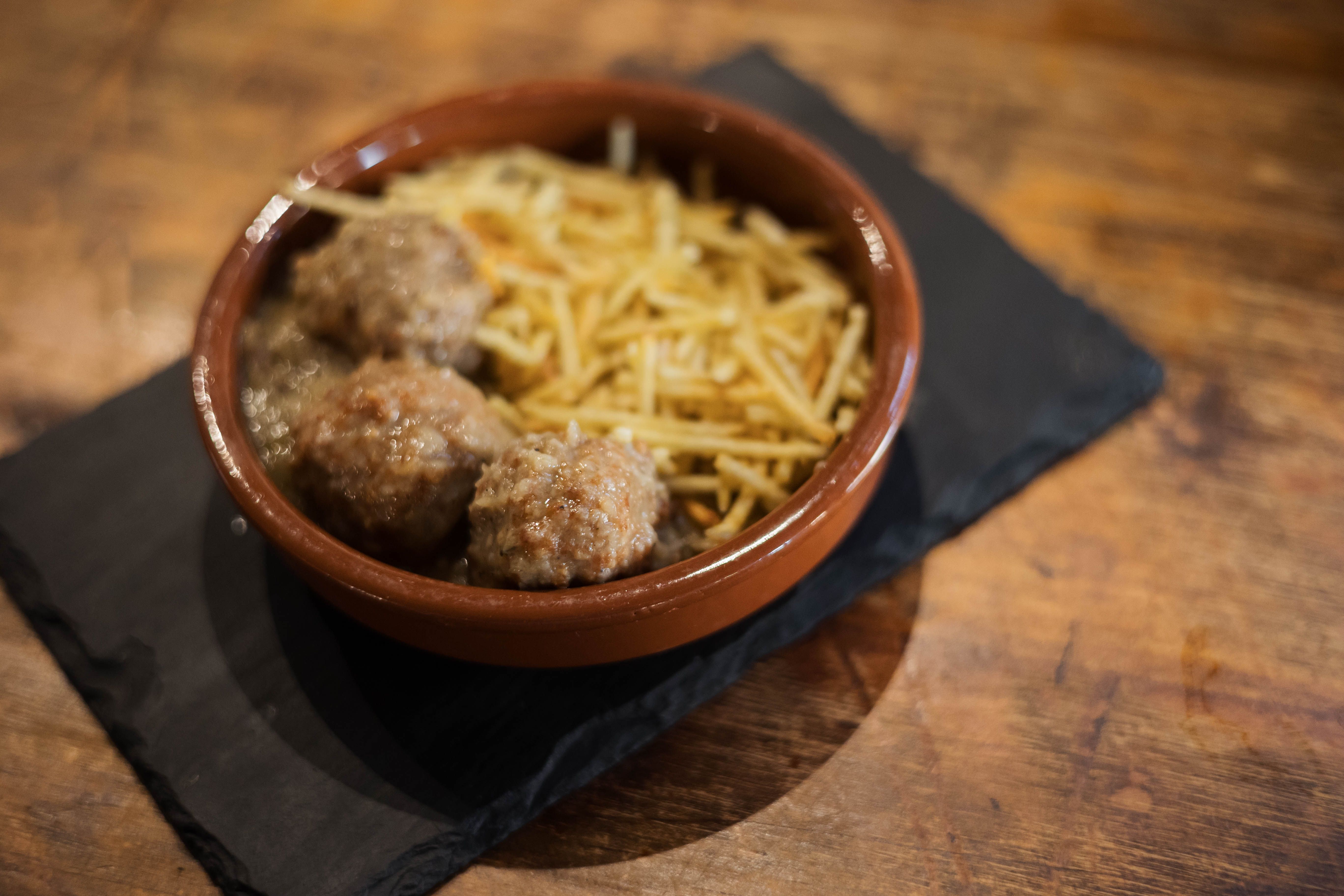 Tapa de albóndigas en salsa.
