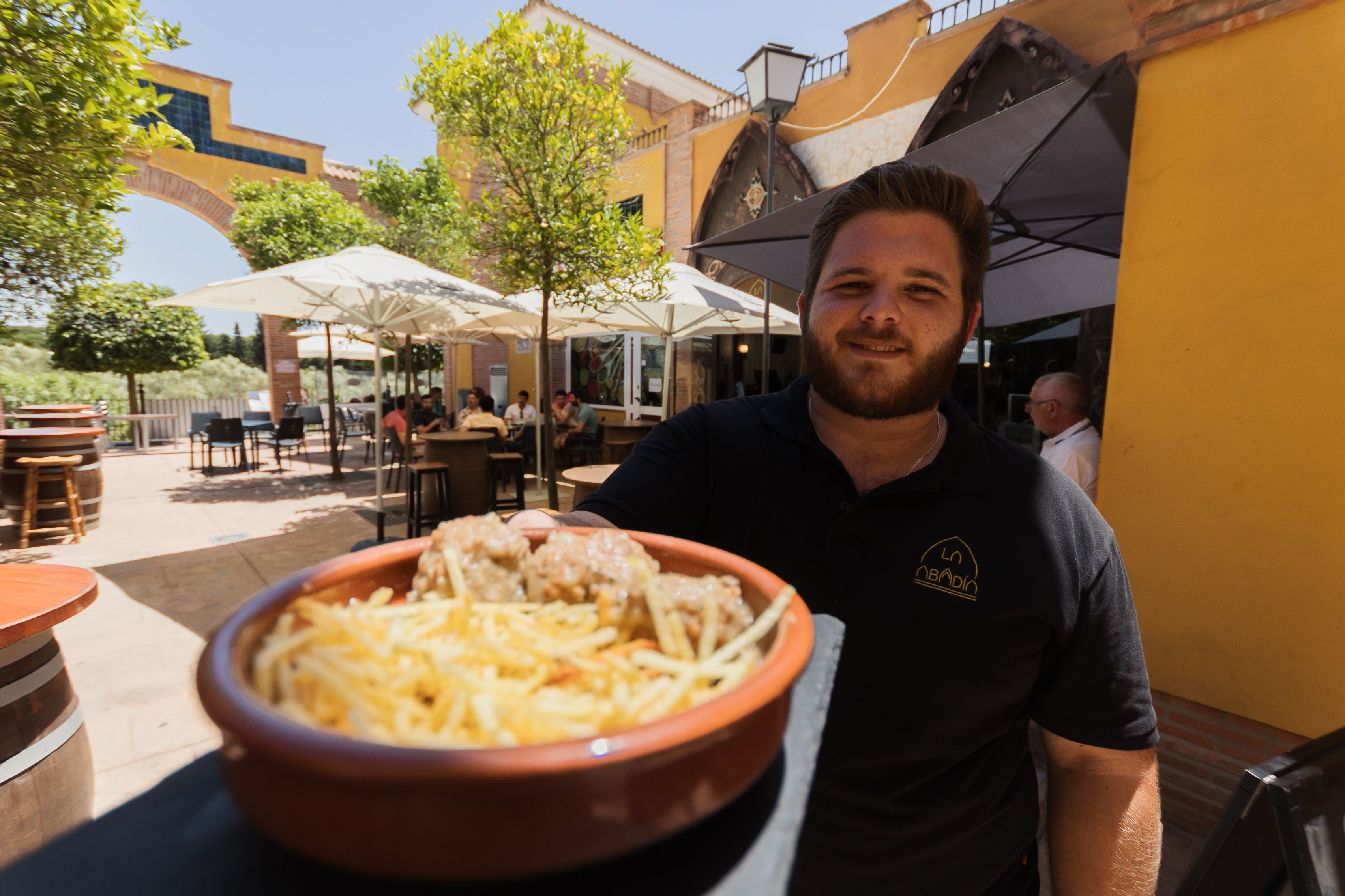Alberto Martínez con una tapa de albóndigas en la terraza de La Abadía del Puerto.