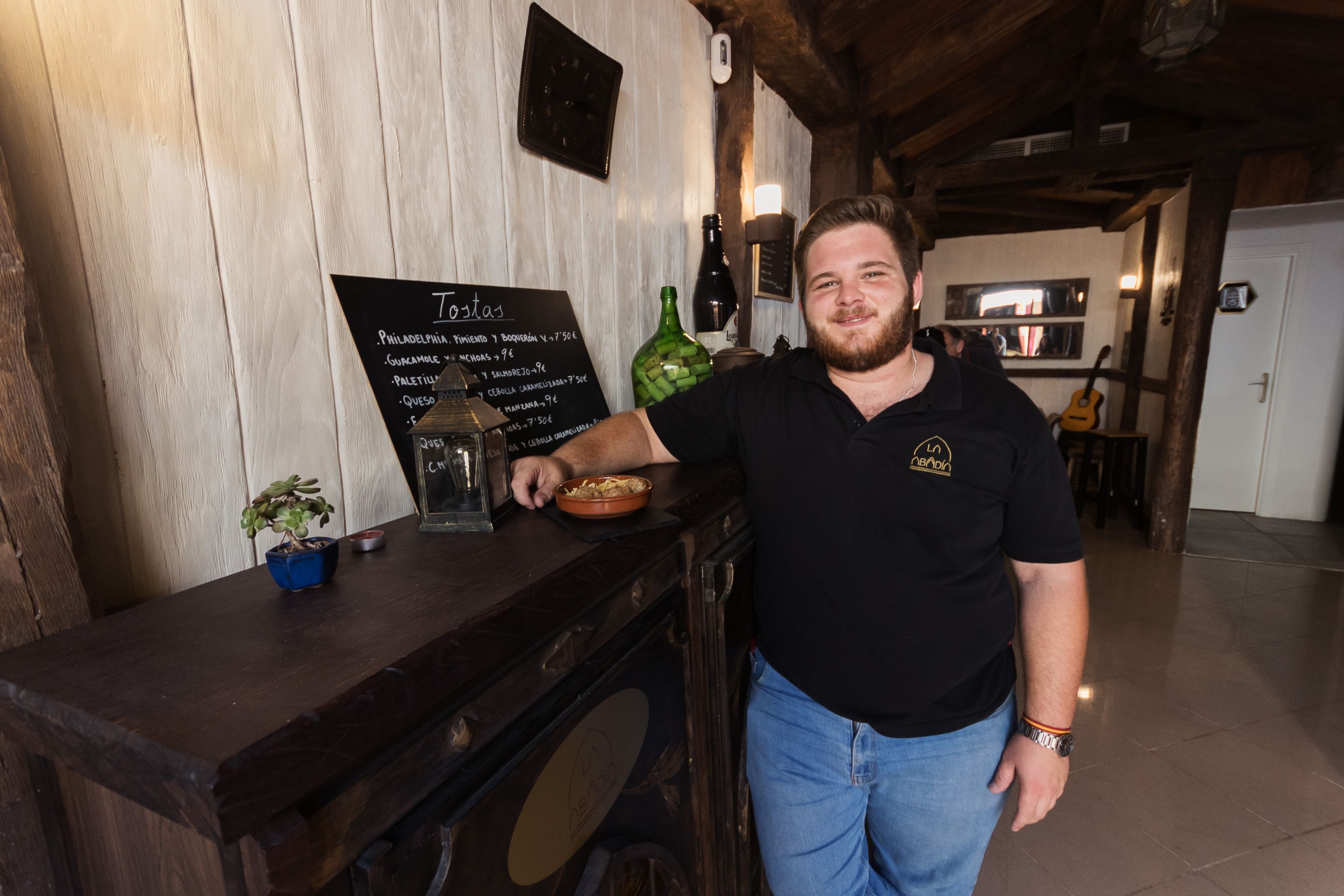 El joven posa en el interior del local.