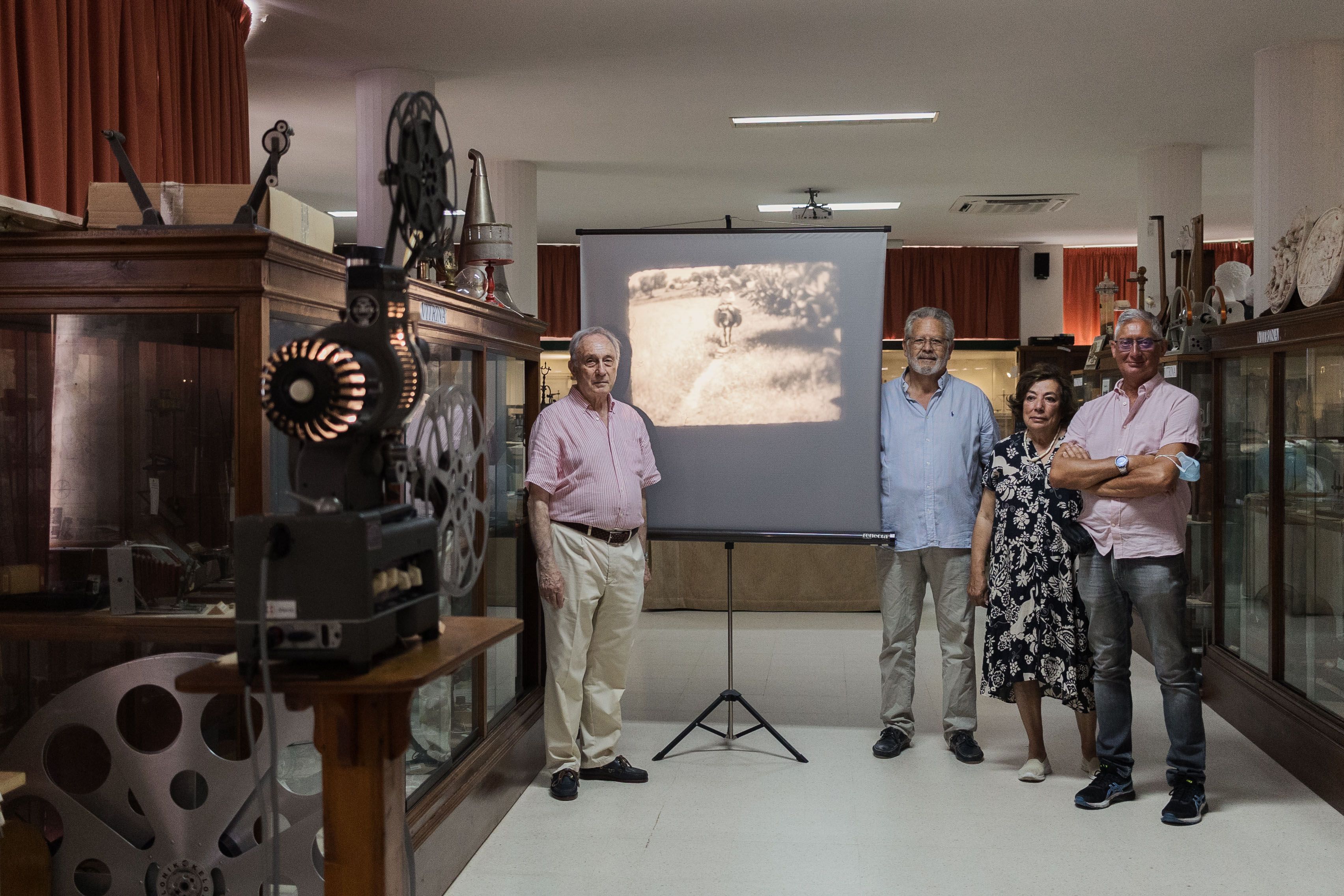 Un grupo de ex profesores se dedican a buscar, catalogar y analizar antiguas piezas en el instituto Coloma.