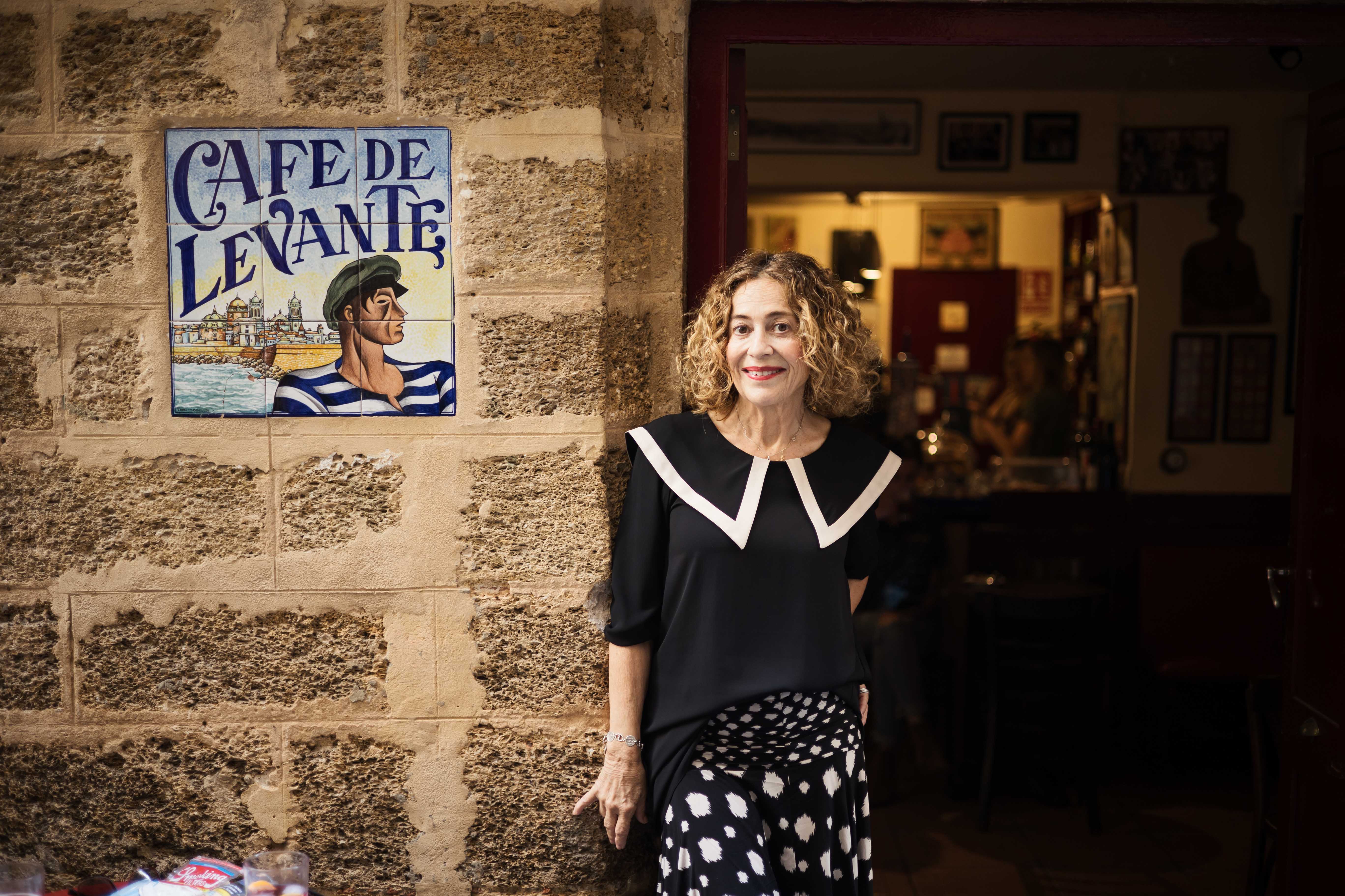 Teresa Torres posa para lavozdelsur.es en el Café de Levante de Cádiz.