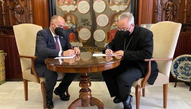 El obispo y Messeguer, en febrero pasado, firmando el convenio para las obras de San Dionisio.   