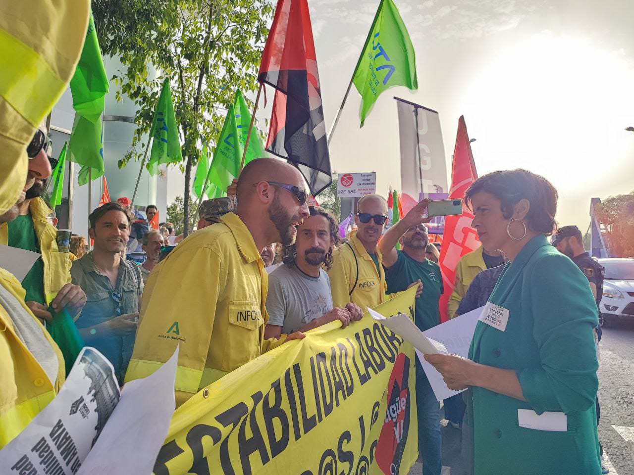 Teresa Rodríguez de Adelante Andalucía escucha a los trabajadores de Infoca.