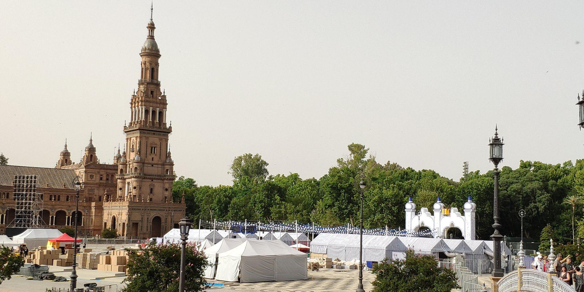 Plaza de España en Sevilla con los preparativos para el desfile de Dior.
