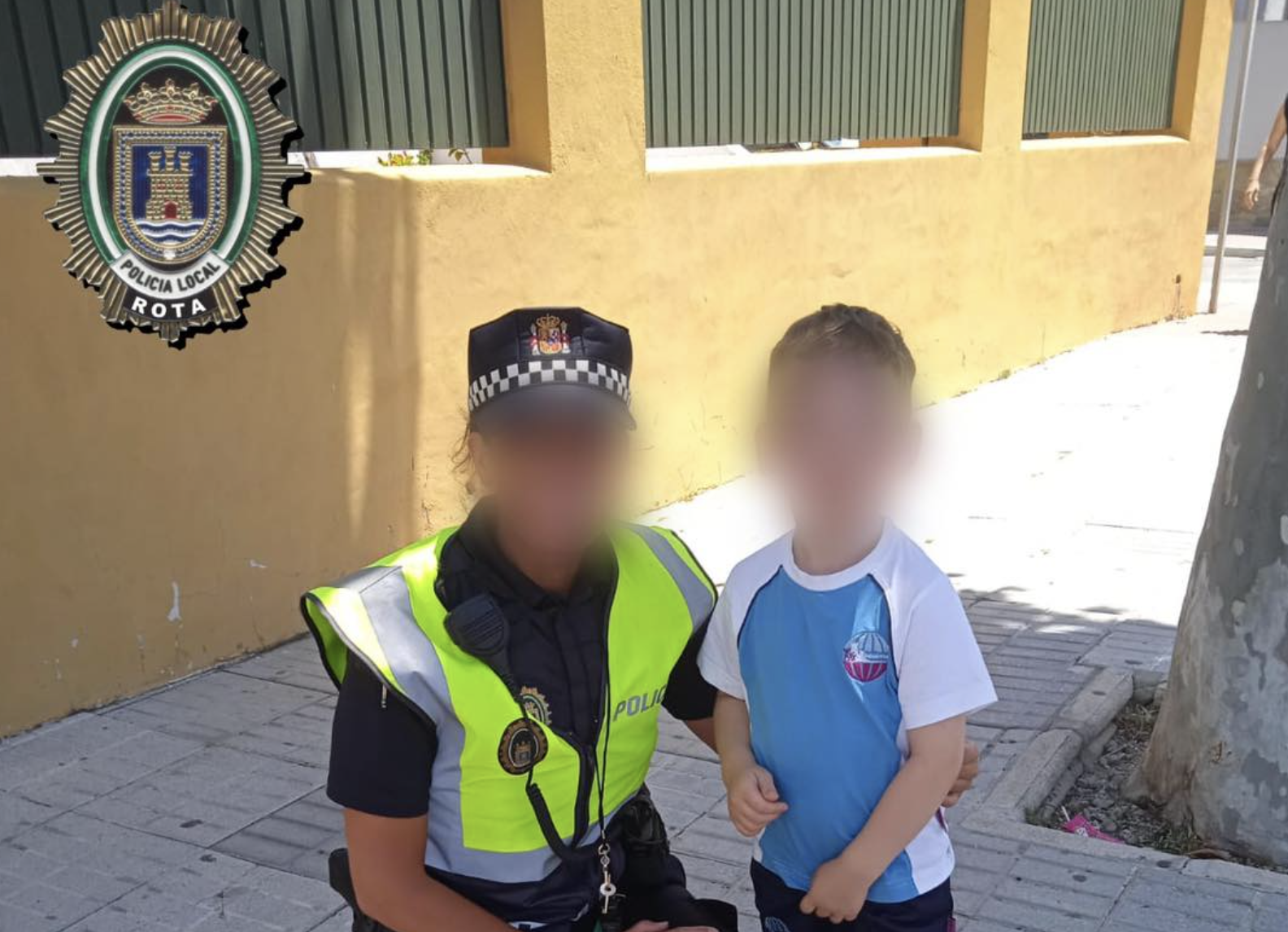 La agente de la Policía Local de Rota con Kilian, el pequeño que le ha dado esta sorpresa.