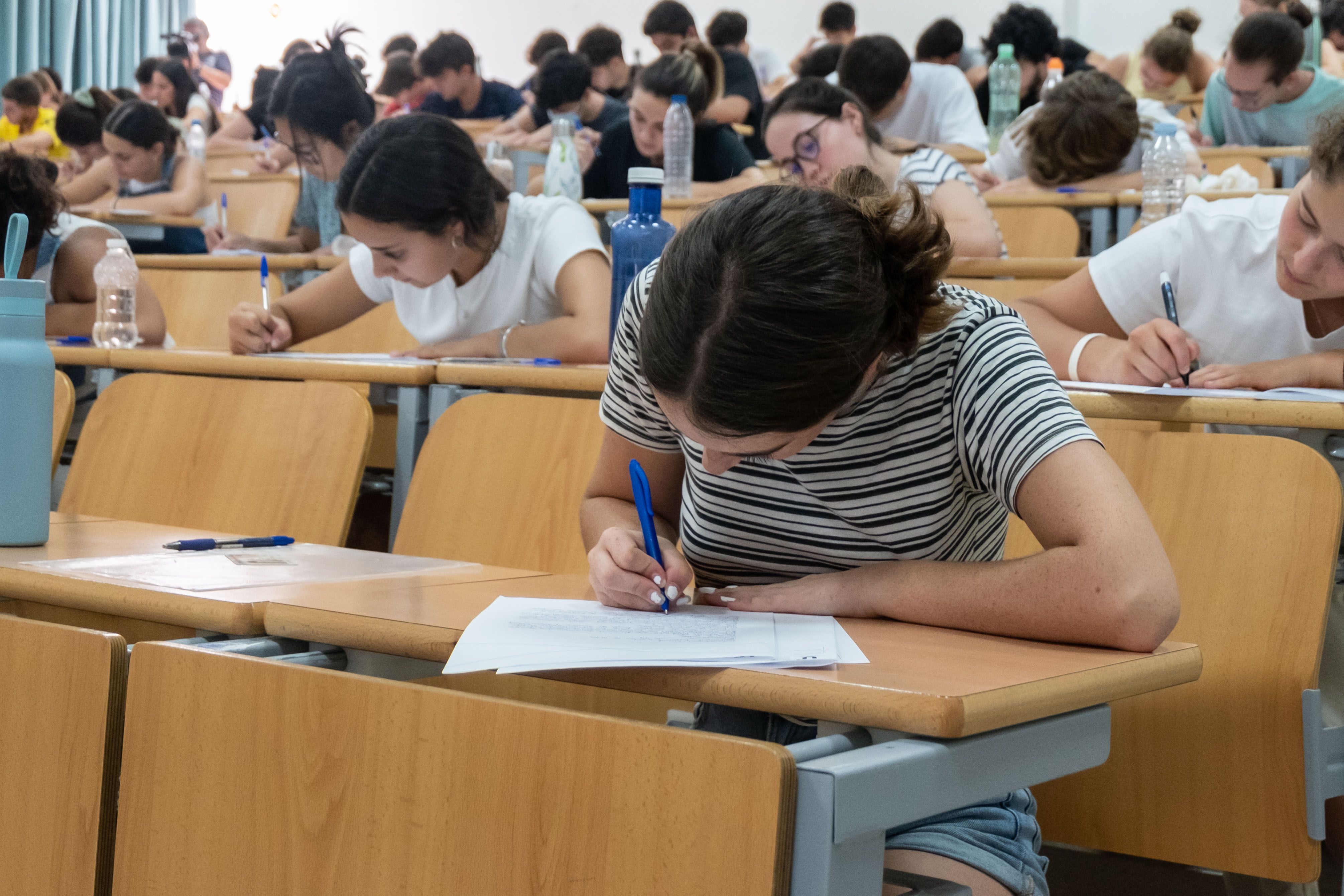 Estudiantes realizando un examen en una imagen de archivo.