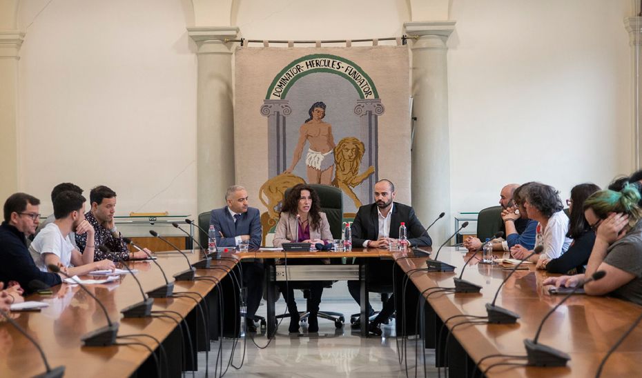 La consejera de Igualdad, Políticas Sociales y Conciliación, Rocío Ruiz, durante la reunión en Granada con representantes de asociaciones de la provincia del colectivo LGTBI.