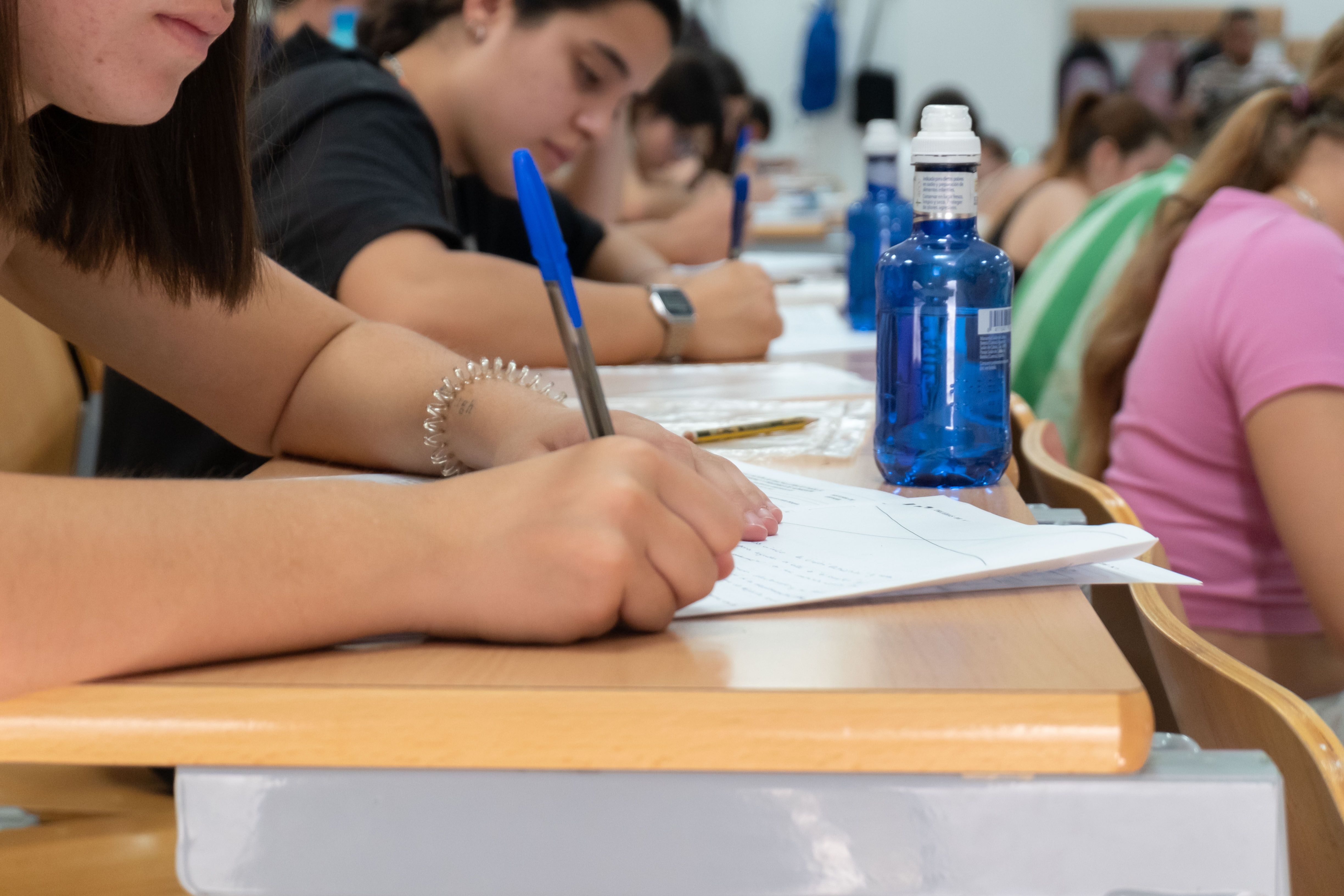 Imagen de archivo de alumnos realizando un examen.