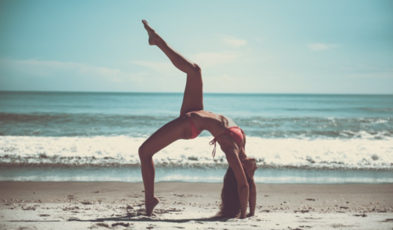 Una sesión de yoga en la playa en una imagen de archivo. PLAGESDECORSE