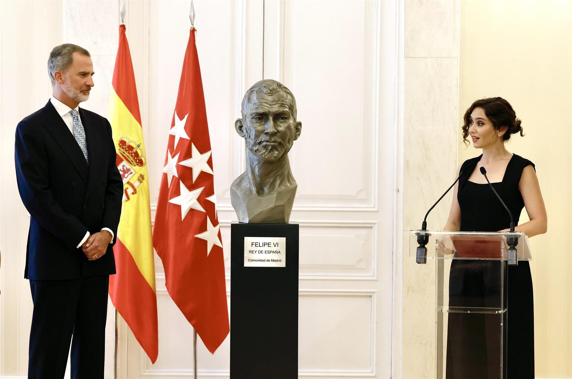 El Rey Felipe VI, con la presidenta madrileña, Isabel Díaz Ayuso.    COMUNIDAD DE MADRID