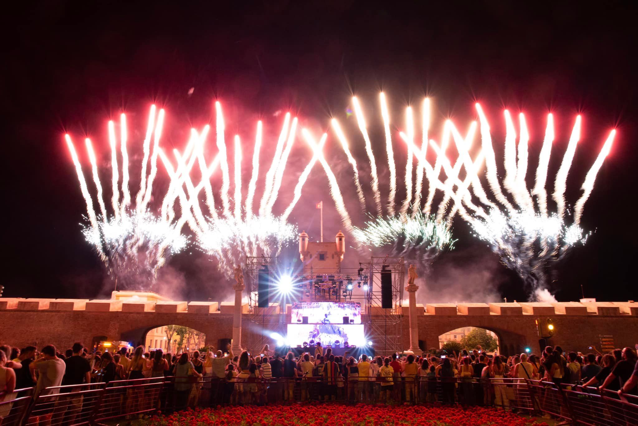 Fuegos artificiales ponen fin al Carnaval de Cádiz de junio.