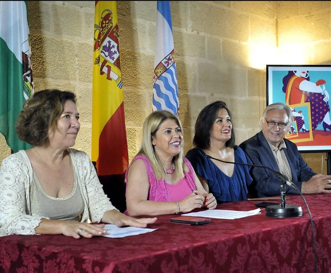 La alcaldesa Mamen Sánchez, el teniente de alcaldesa Paco Camas, la directora del Festival de Jerez, Isamay Benavente, y la artista María del Mar Moreno.