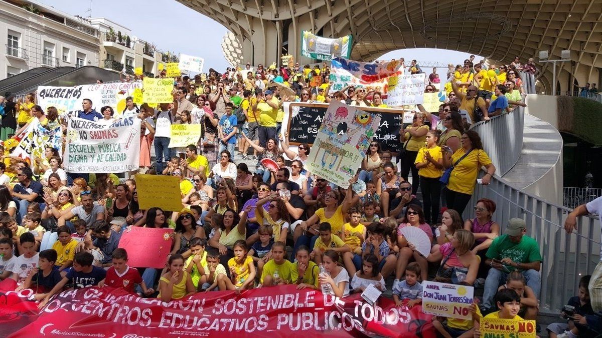 Una protesta de las Escuelas de Calor en la plaza de la Encarnación de Sevilla
