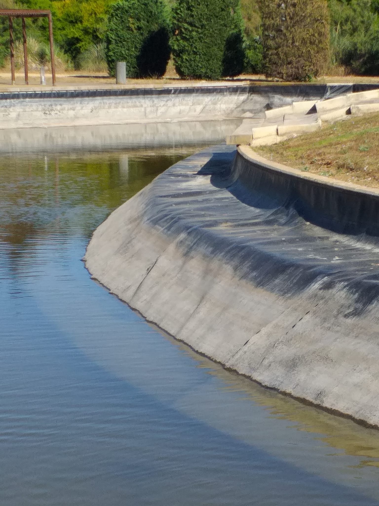 Apenas queda agua en el estanque artificial.