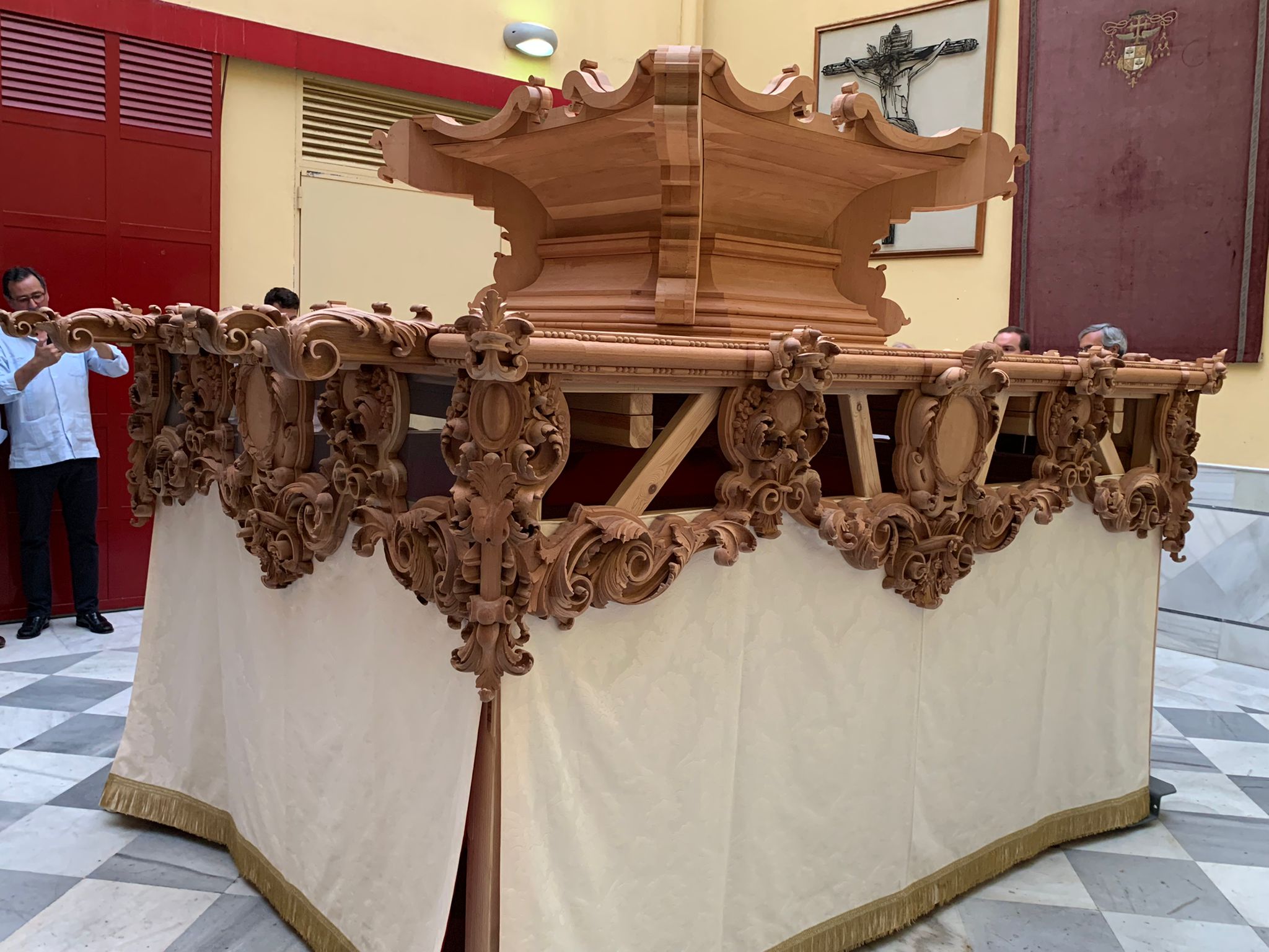 Así queda la primera fase del paso de la custodia, en la imagen  situado en la casa de hermandad.