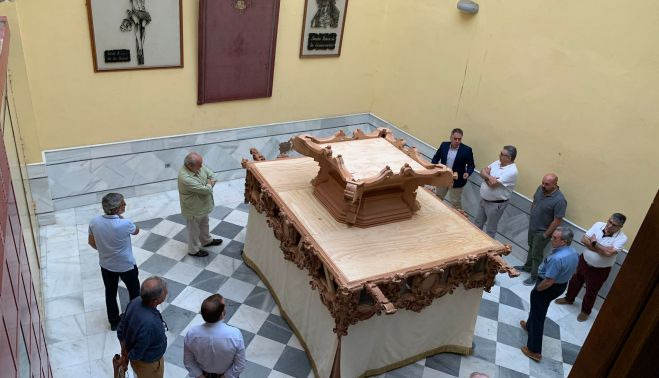 Un instante de la presentación del paso en la casa de hermandad del Santo Crucifijo.