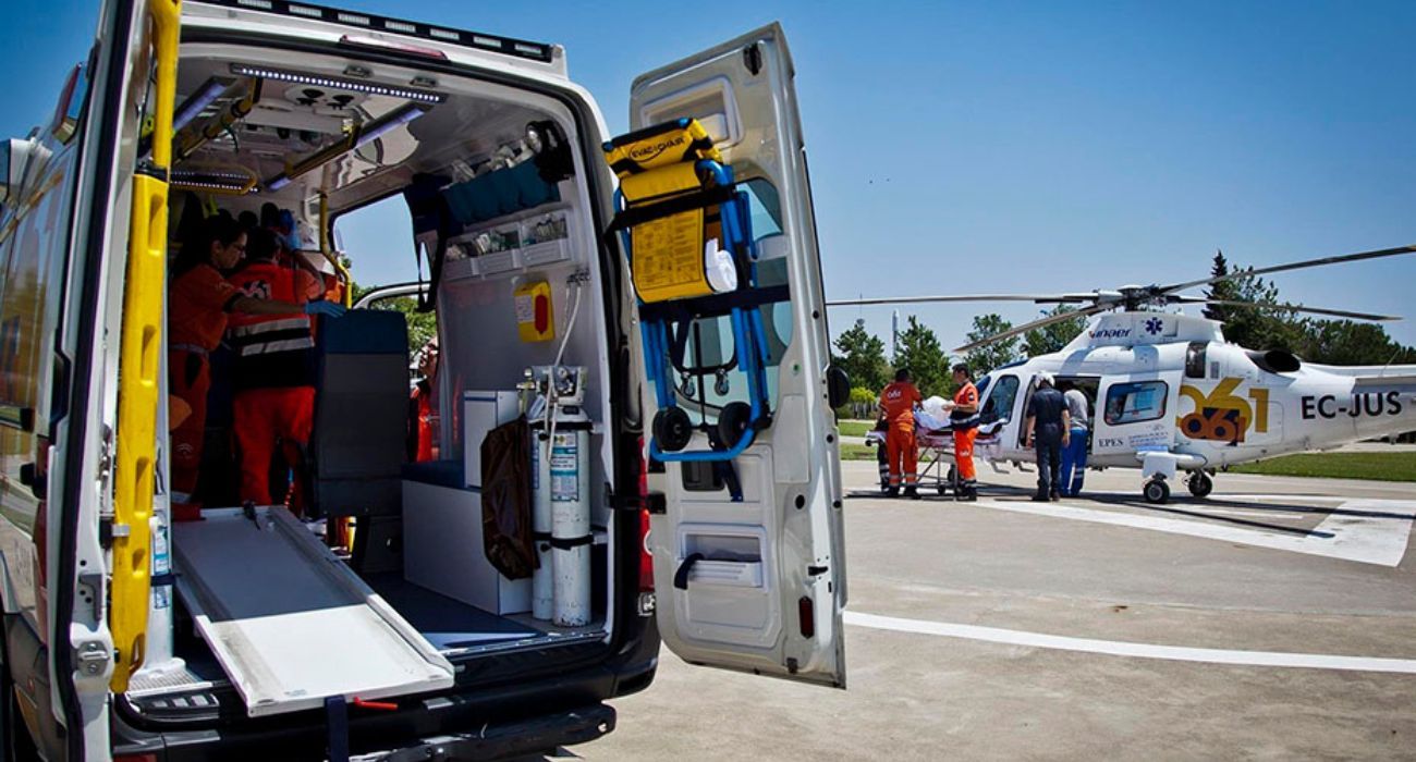 Una ambulancia y un helicóptero medicalizado, en una imagen de archivo. Un joven ha fallecido tras la explosión de un dispositivo electrónico.