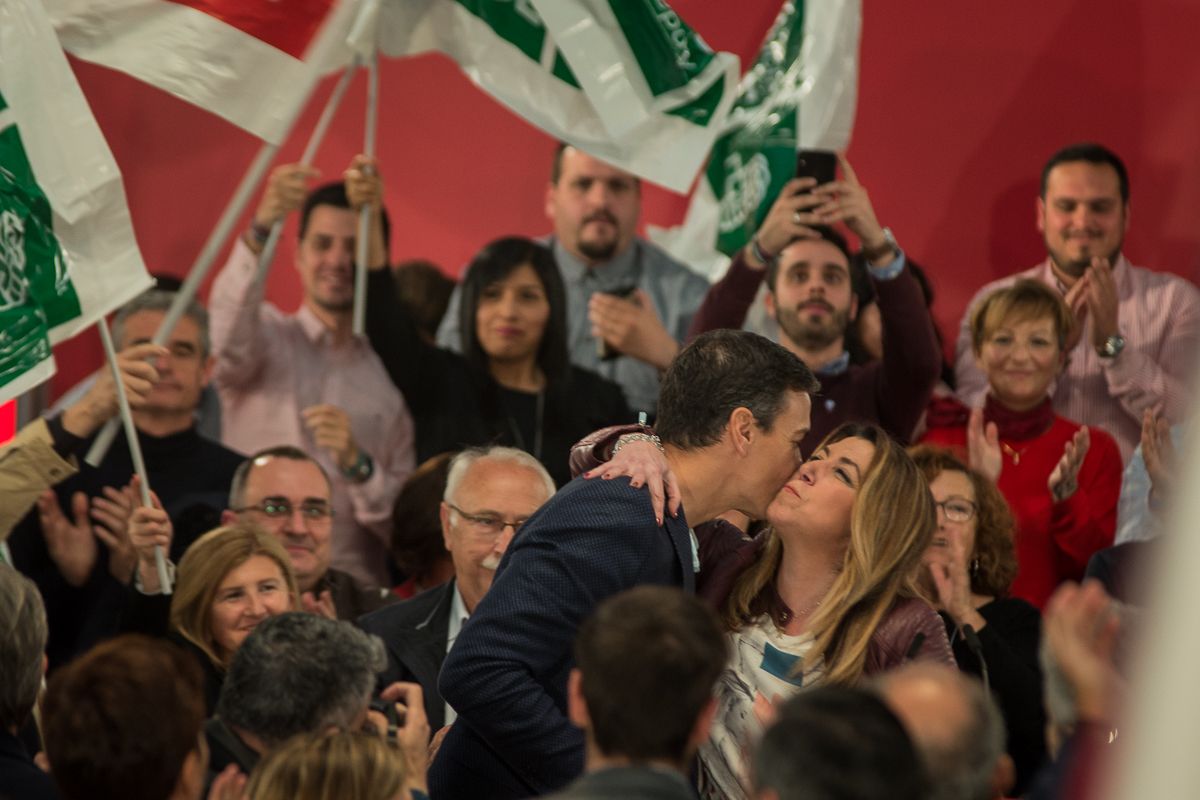 Pedro Sánchez besa a Susana Díaz, en su mitin en Jerez, en abril del año pasado. FOTO: MANU GARCÍA