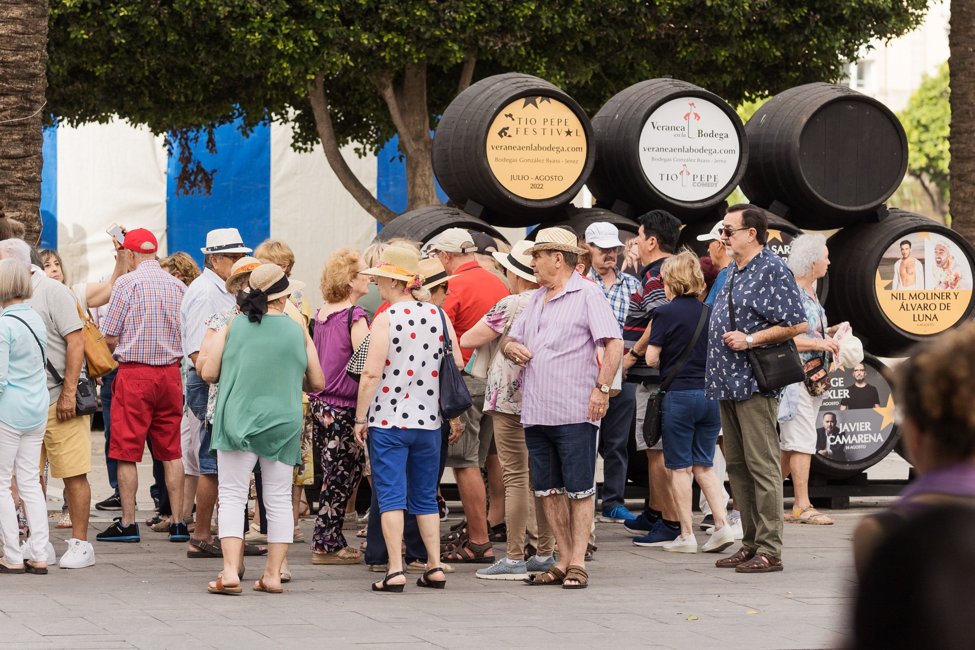 ¿Adiós al otoño?: pasamos del 'largo' verano al invierno. Turistas en pantalón corto, en el centro de Jerez, en una imagen de archivo.