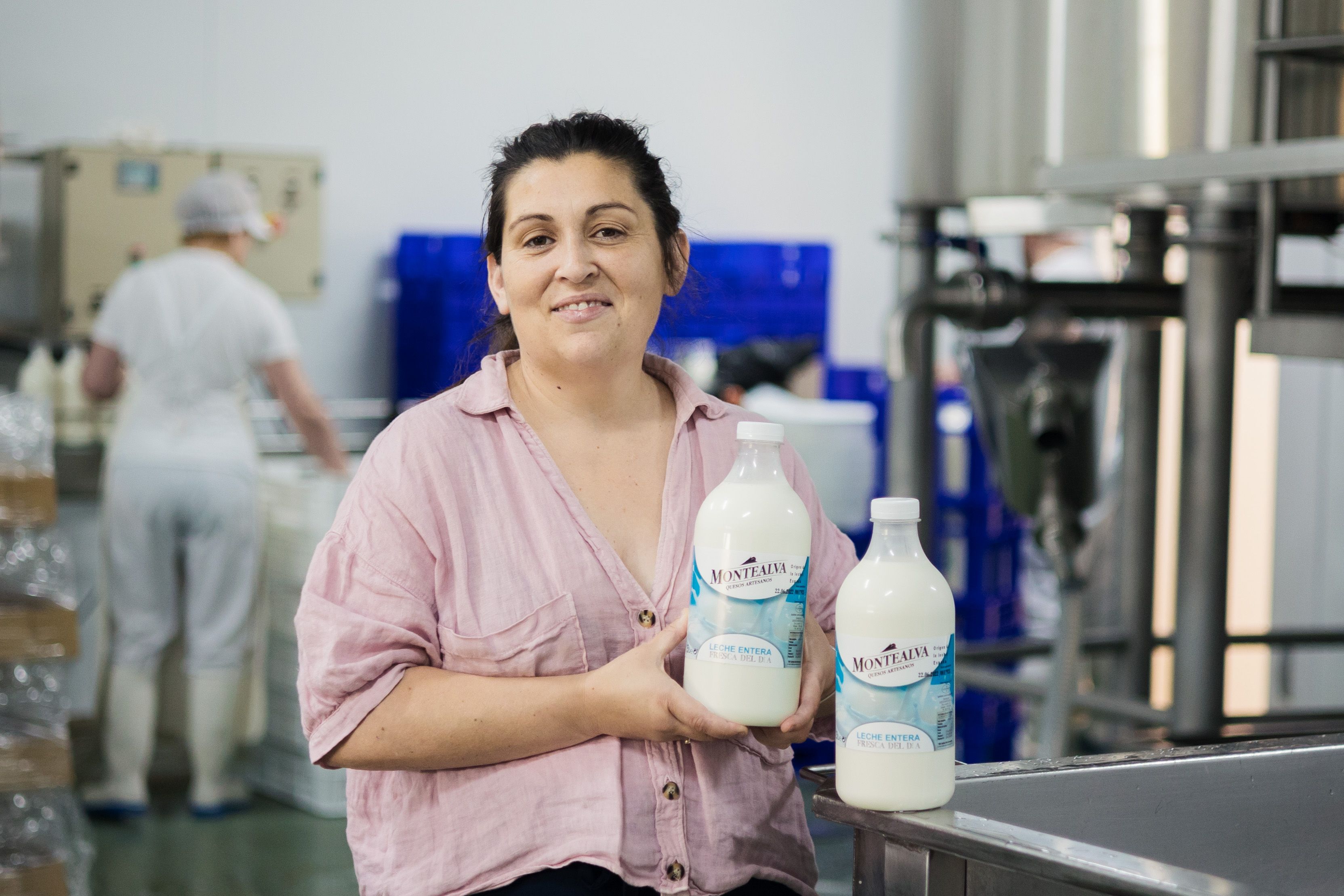 Isabel Álvarez, con leche fresca elaborada por Montealva.