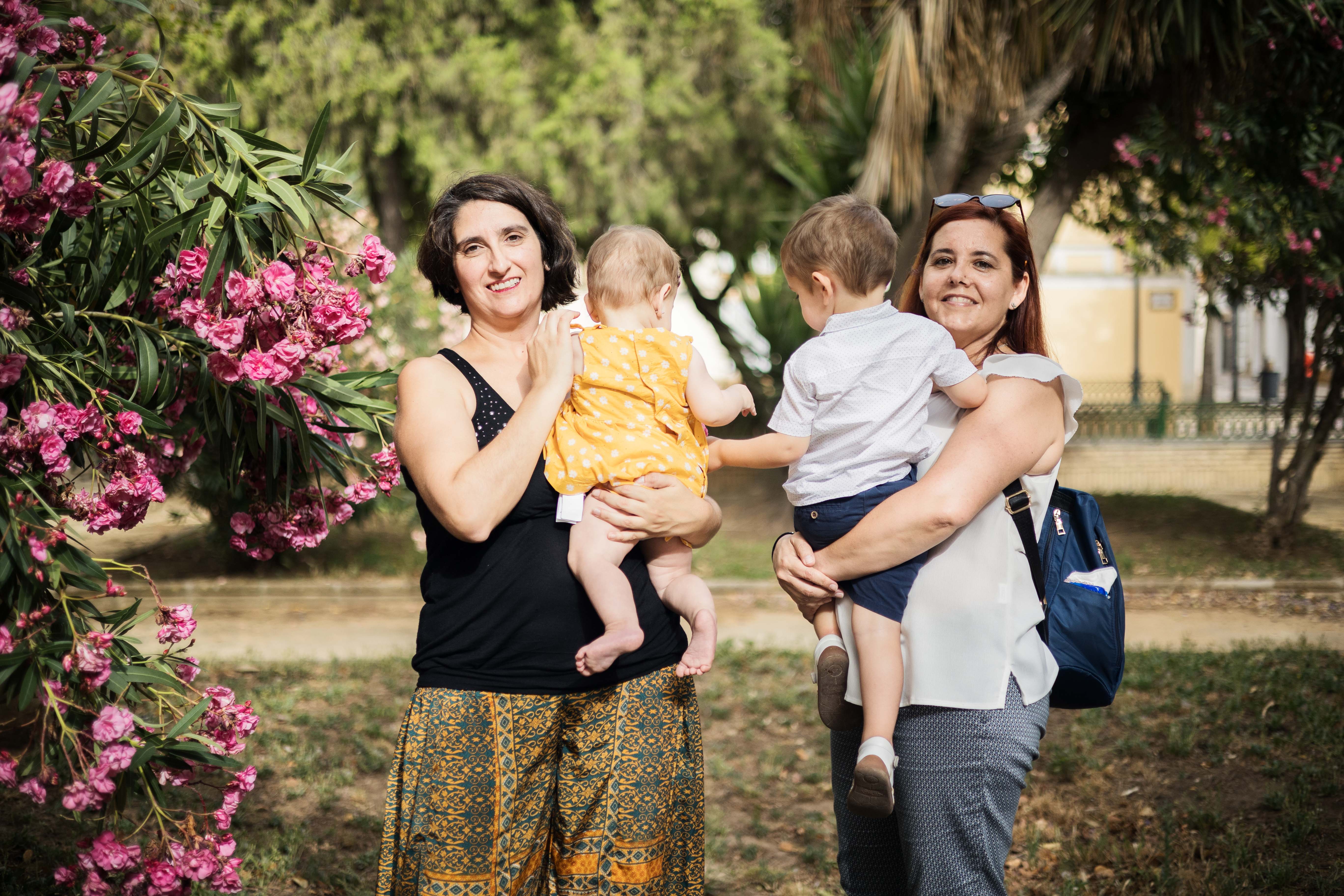 Gloria Toyos y Rebeca Gómez, madres solteras por elección en la provincia de Cádiz.