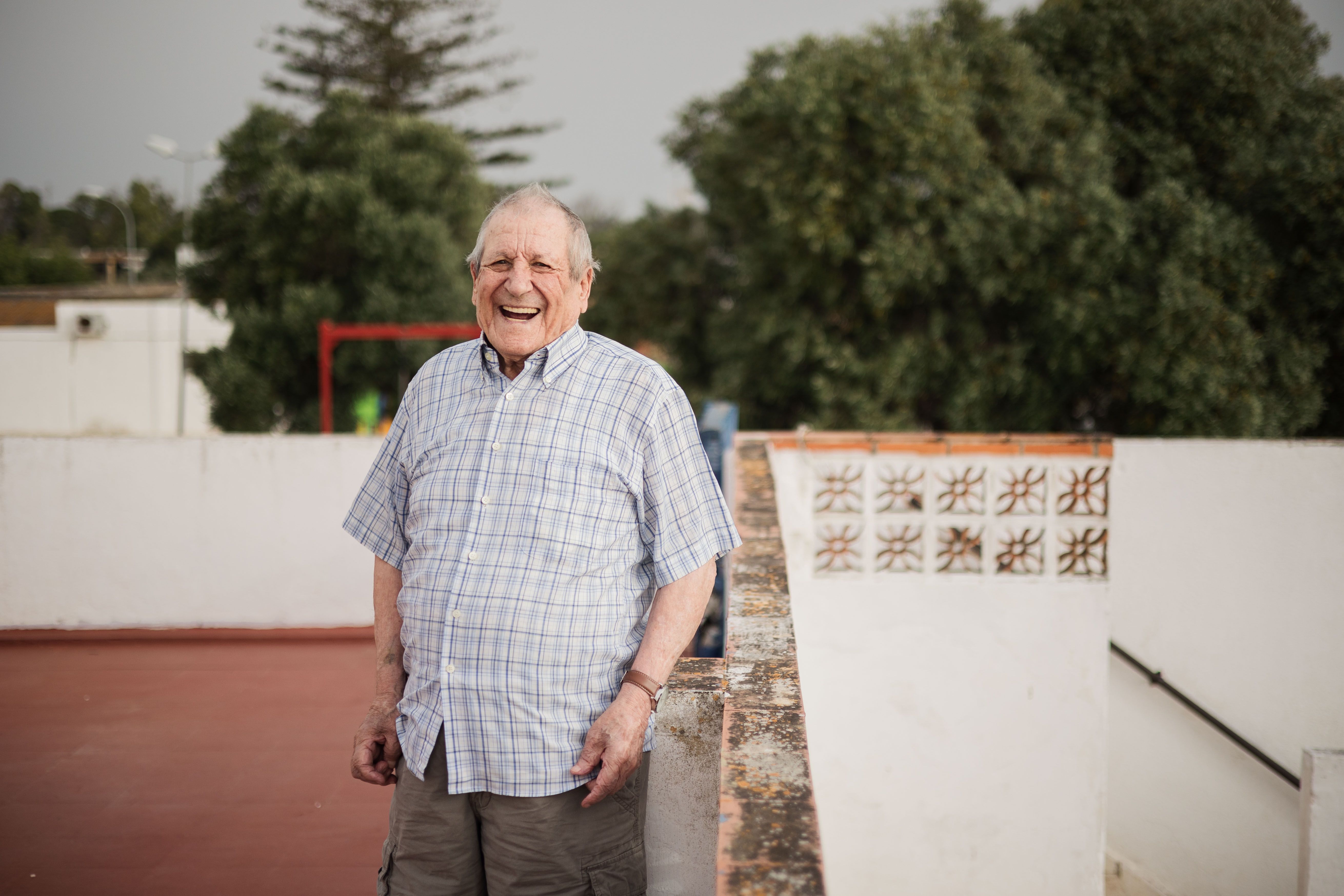 Antonio en la terraza de su vivienda.