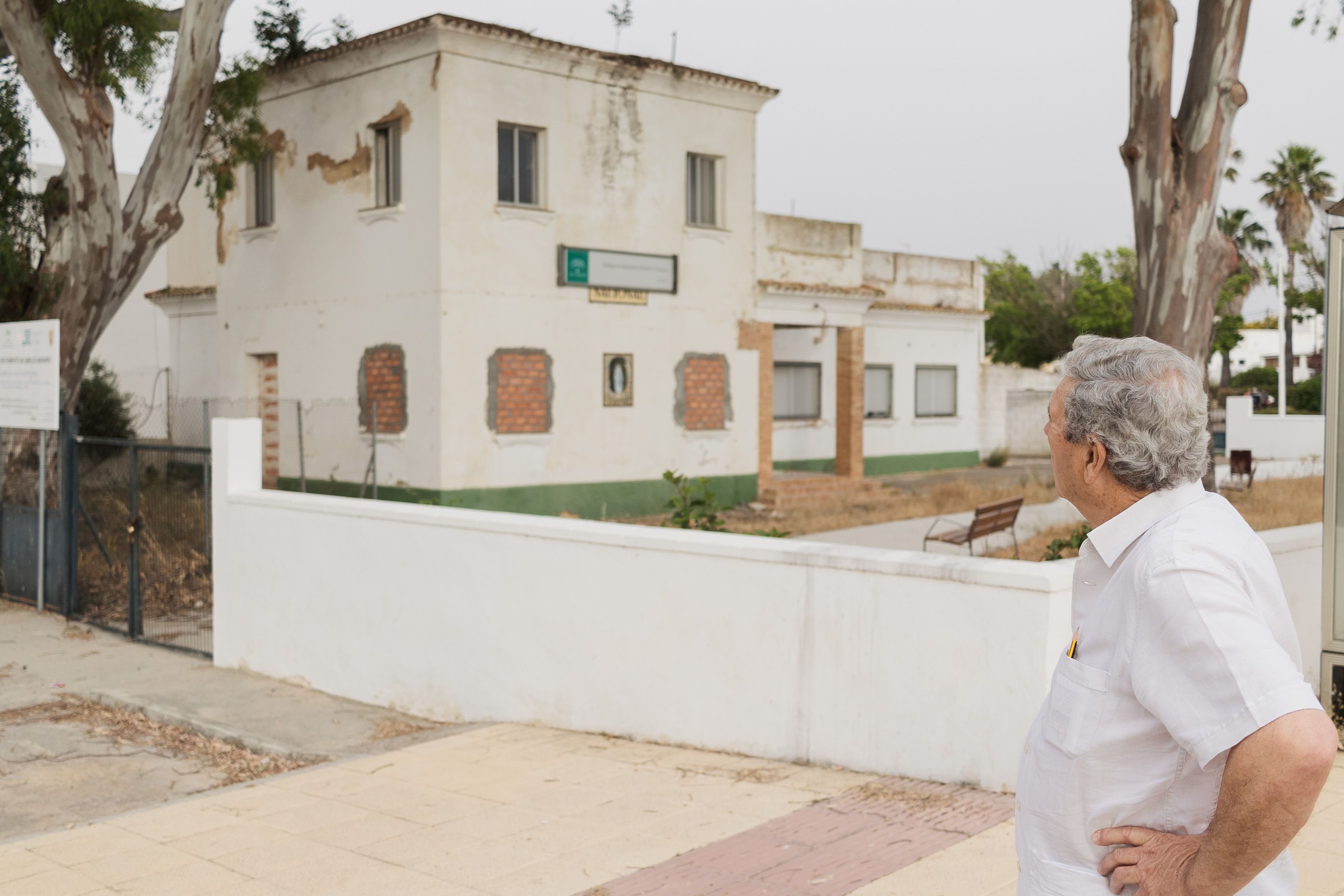 Colegio de Infantil y Primaria abandonado en el barrio.